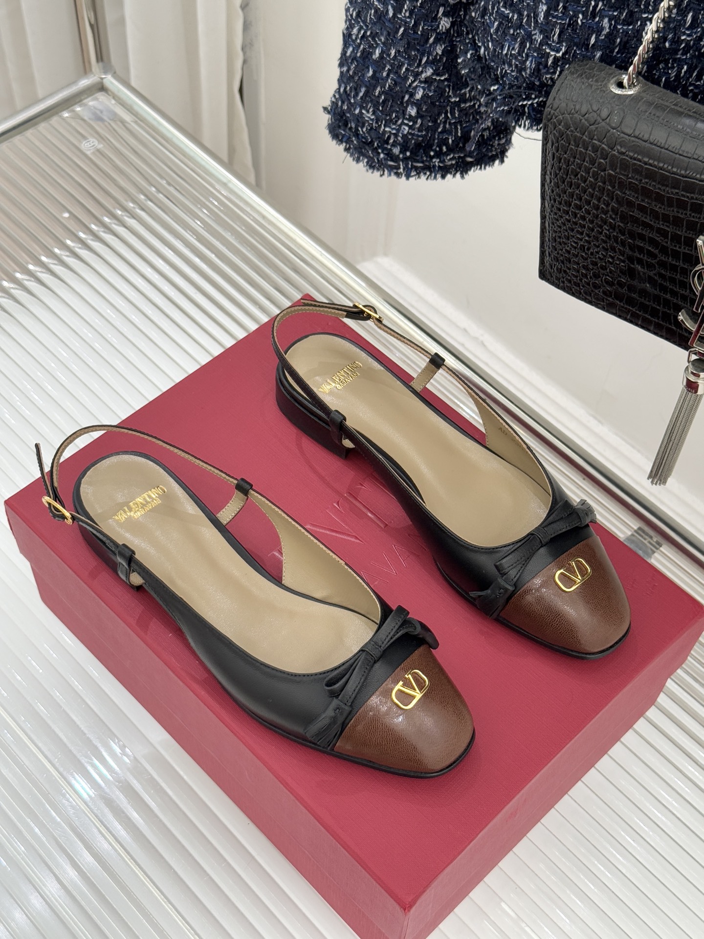 Valentino/华伦天奴经典小V金属扣后空凉鞋这双凉鞋以温柔解构优雅将立体蝴蝶结与标志性小V扣融于凉