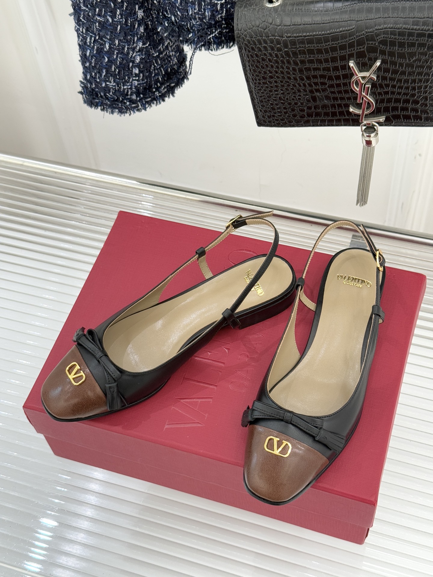 Valentino/华伦天奴经典小V金属扣后空凉鞋这双凉鞋以温柔解构优雅将立体蝴蝶结与标志性小V扣融于凉