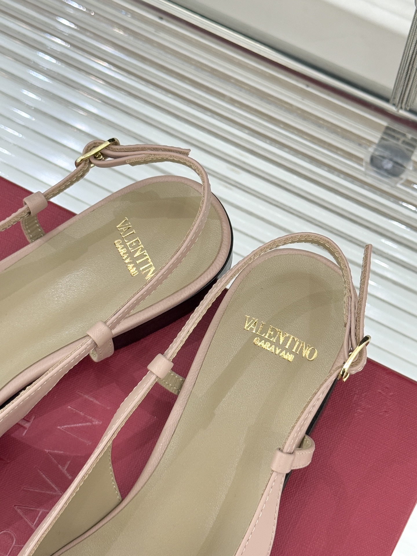 Valentino/华伦天奴经典小V金属扣后空凉鞋这双凉鞋以温柔解构优雅将立体蝴蝶结与标志性小V扣融于凉