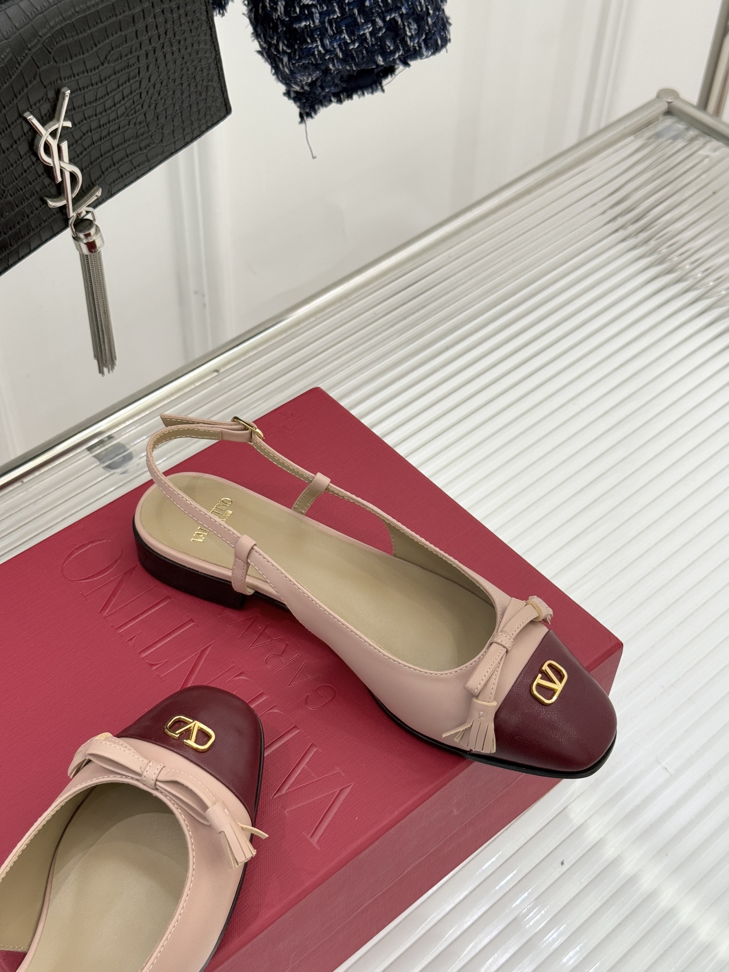 Valentino/华伦天奴经典小V金属扣后空凉鞋这双凉鞋以温柔解构优雅将立体蝴蝶结与标志性小V扣融于凉