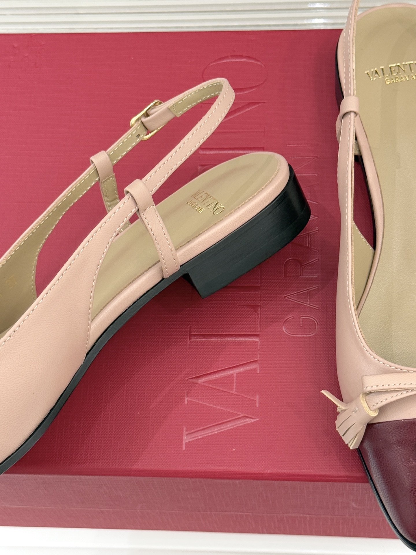 Valentino/华伦天奴经典小V金属扣后空凉鞋这双凉鞋以温柔解构优雅将立体蝴蝶结与标志性小V扣融于凉