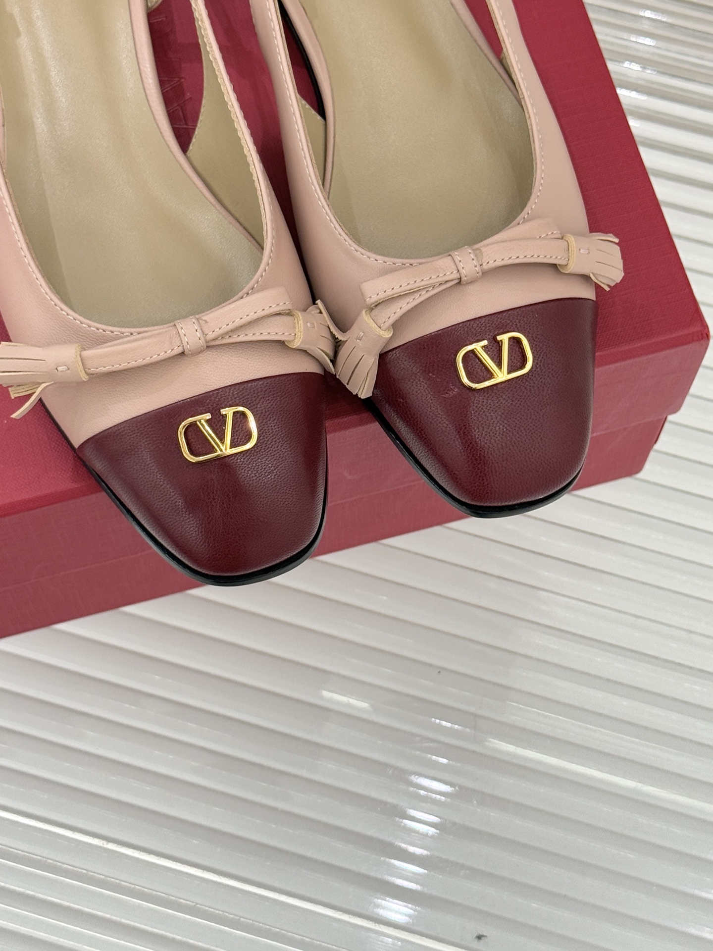 Valentino/华伦天奴经典小V金属扣后空凉鞋这双凉鞋以温柔解构优雅将立体蝴蝶结与标志性小V扣融于凉