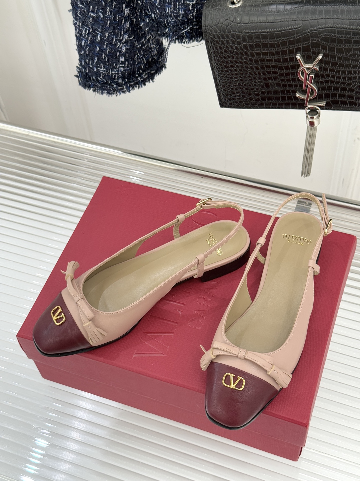 Valentino/华伦天奴经典小V金属扣后空凉鞋这双凉鞋以温柔解构优雅将立体蝴蝶结与标志性小V扣融于凉