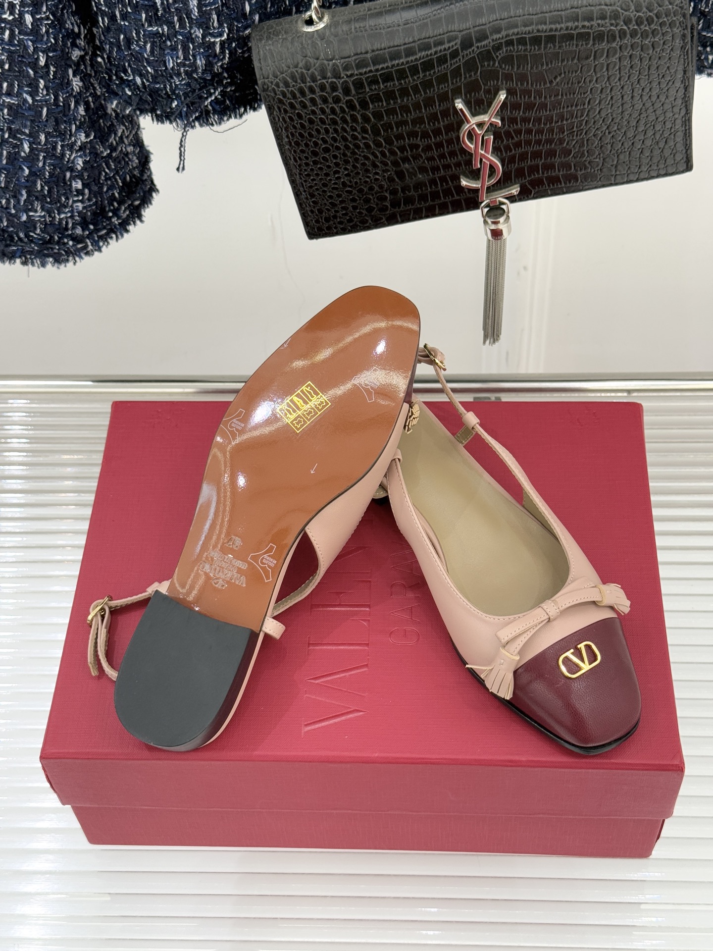 Valentino/华伦天奴经典小V金属扣后空凉鞋这双凉鞋以温柔解构优雅将立体蝴蝶结与标志性小V扣融于凉