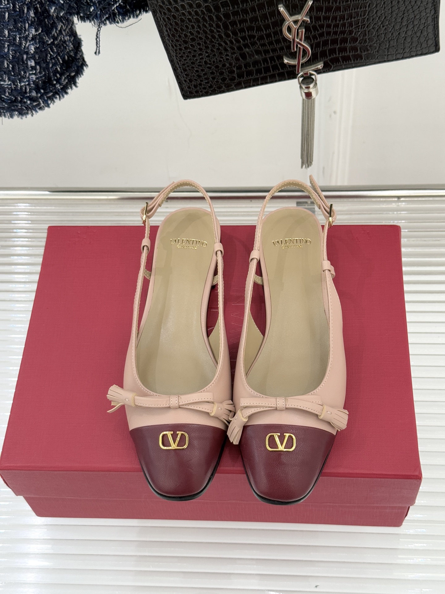 Valentino/华伦天奴经典小V金属扣后空凉鞋这双凉鞋以温柔解构优雅将立体蝴蝶结与标志性小V扣融于凉