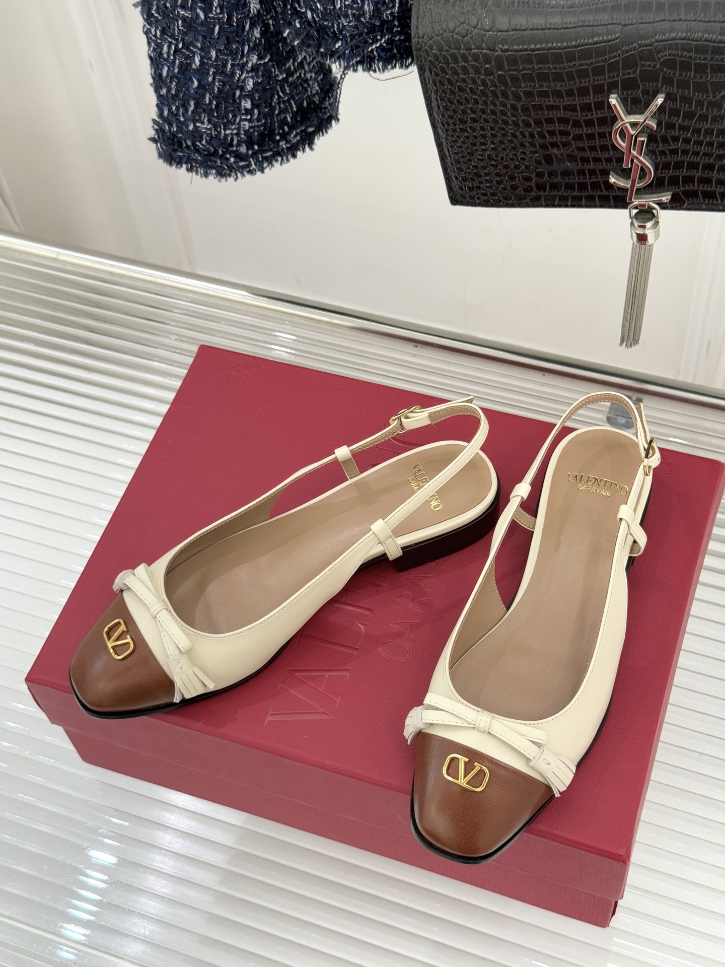 Valentino/华伦天奴经典小V金属扣后空凉鞋这双凉鞋以温柔解构优雅将立体蝴蝶结与标志性小V扣融于凉