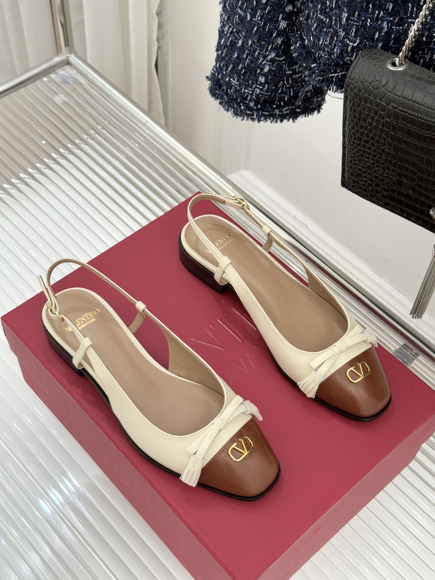 Valentino/华伦天奴经典小V金属扣后空凉鞋这双凉鞋以温柔解构优雅将立体蝴蝶结与标志性小V扣融于凉