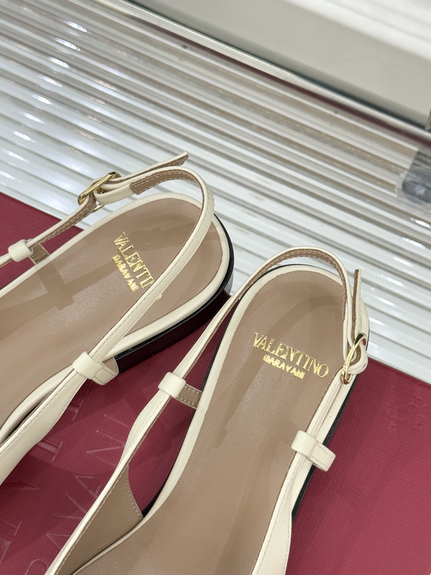 Valentino/华伦天奴经典小V金属扣后空凉鞋这双凉鞋以温柔解构优雅将立体蝴蝶结与标志性小V扣融于凉