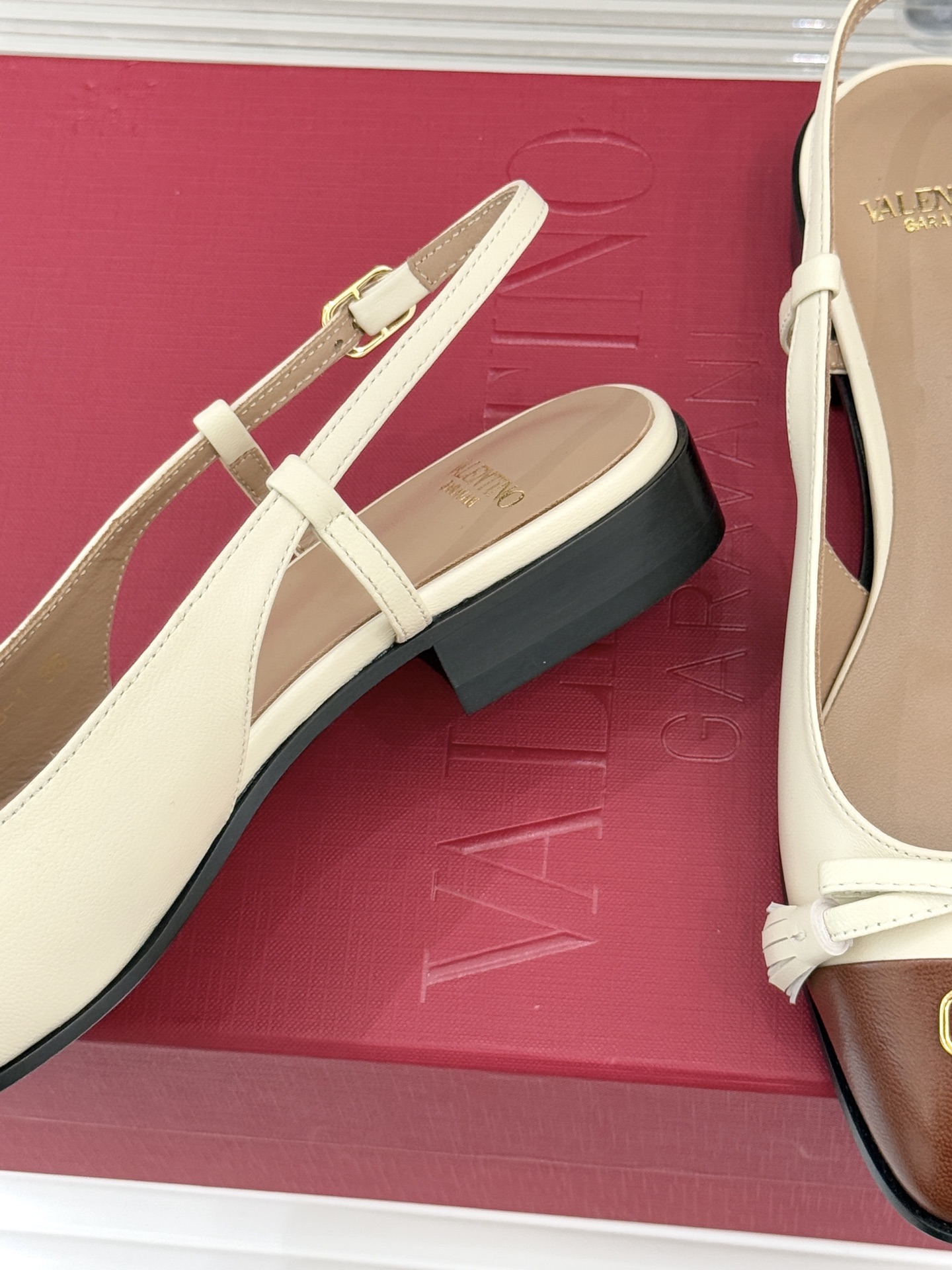 Valentino/华伦天奴经典小V金属扣后空凉鞋这双凉鞋以温柔解构优雅将立体蝴蝶结与标志性小V扣融于凉