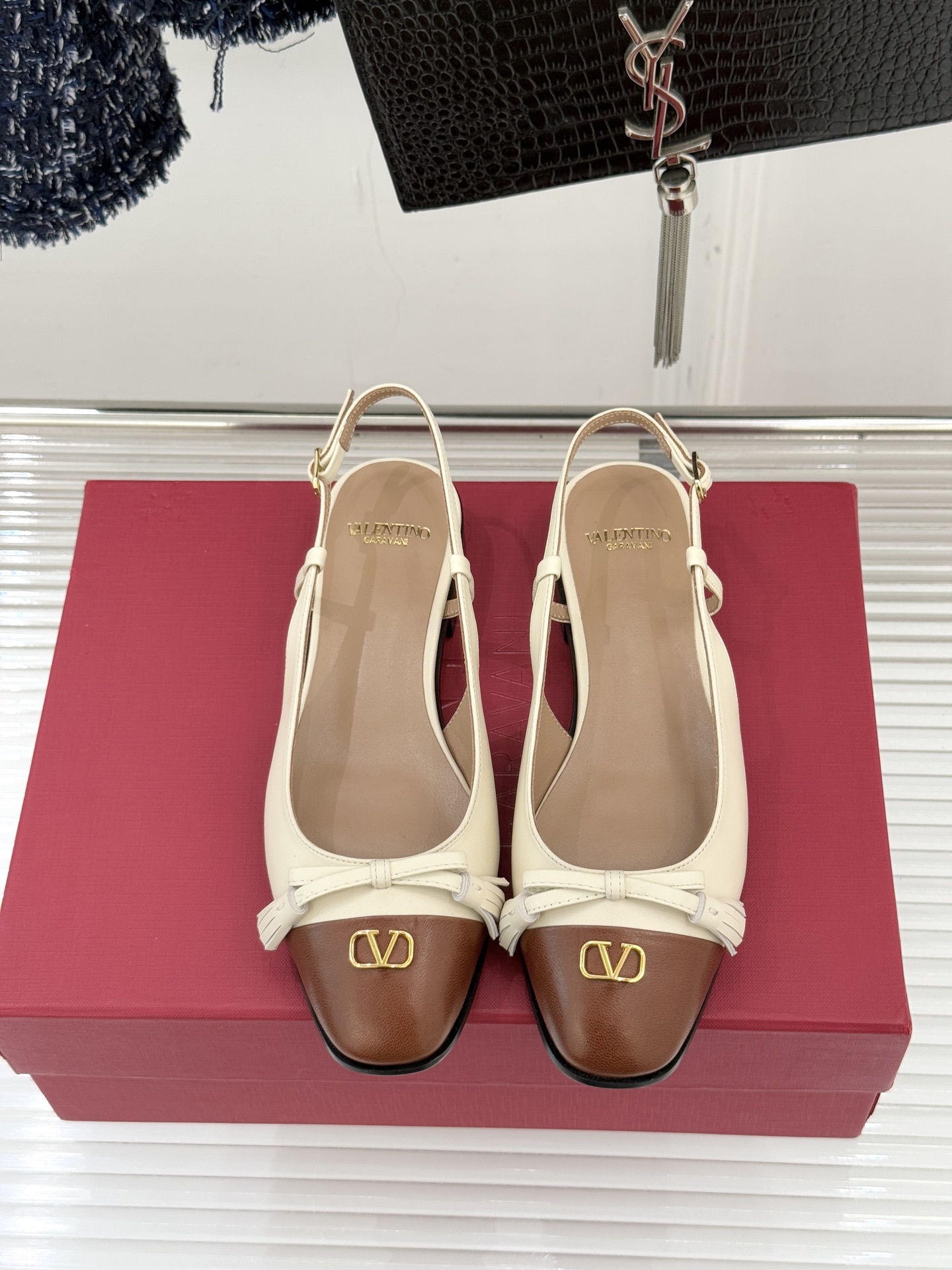 Valentino/华伦天奴经典小V金属扣后空凉鞋这双凉鞋以温柔解构优雅将立体蝴蝶结与标志性小V扣融于凉