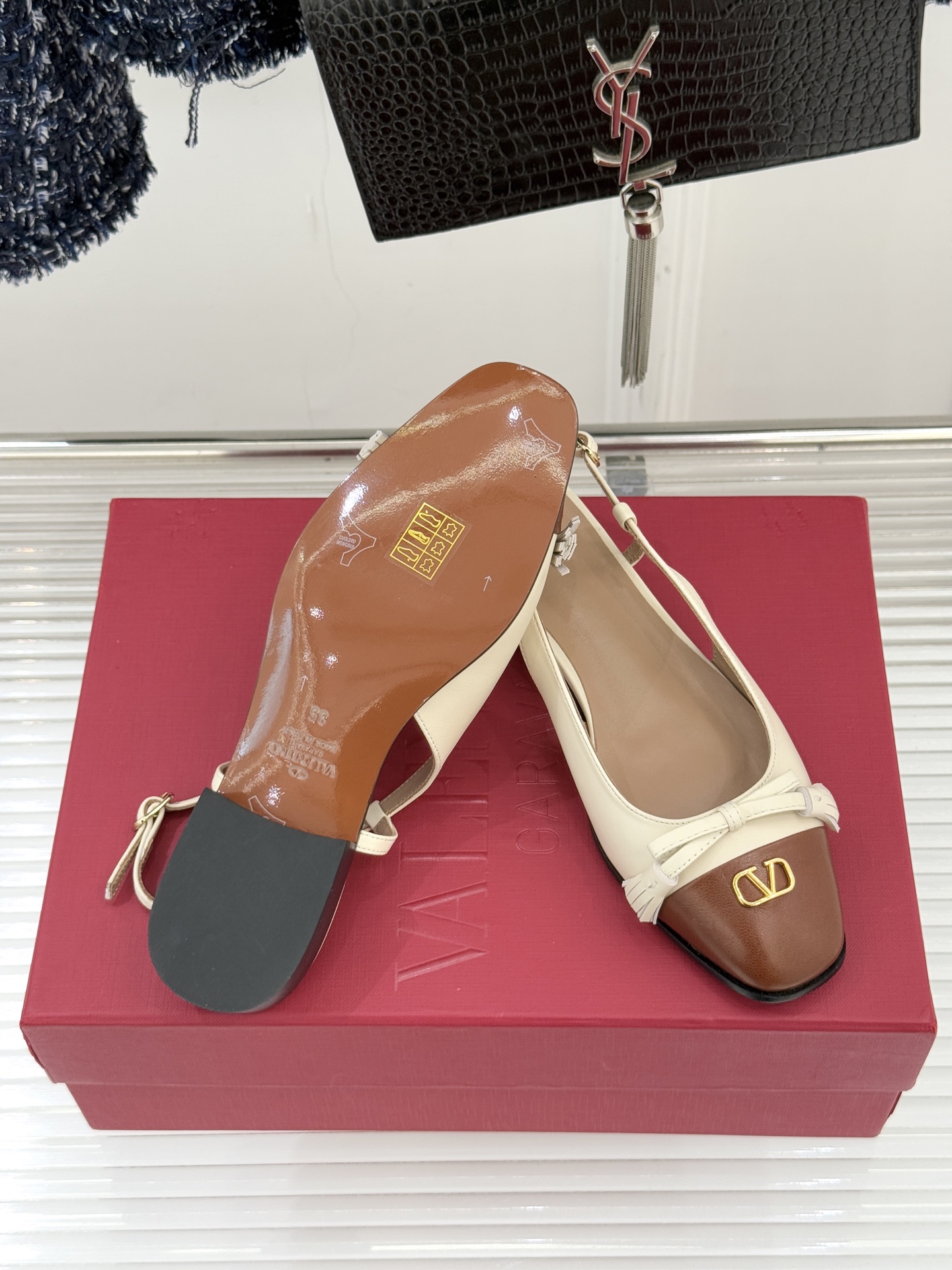 Valentino/华伦天奴经典小V金属扣后空凉鞋这双凉鞋以温柔解构优雅将立体蝴蝶结与标志性小V扣融于凉