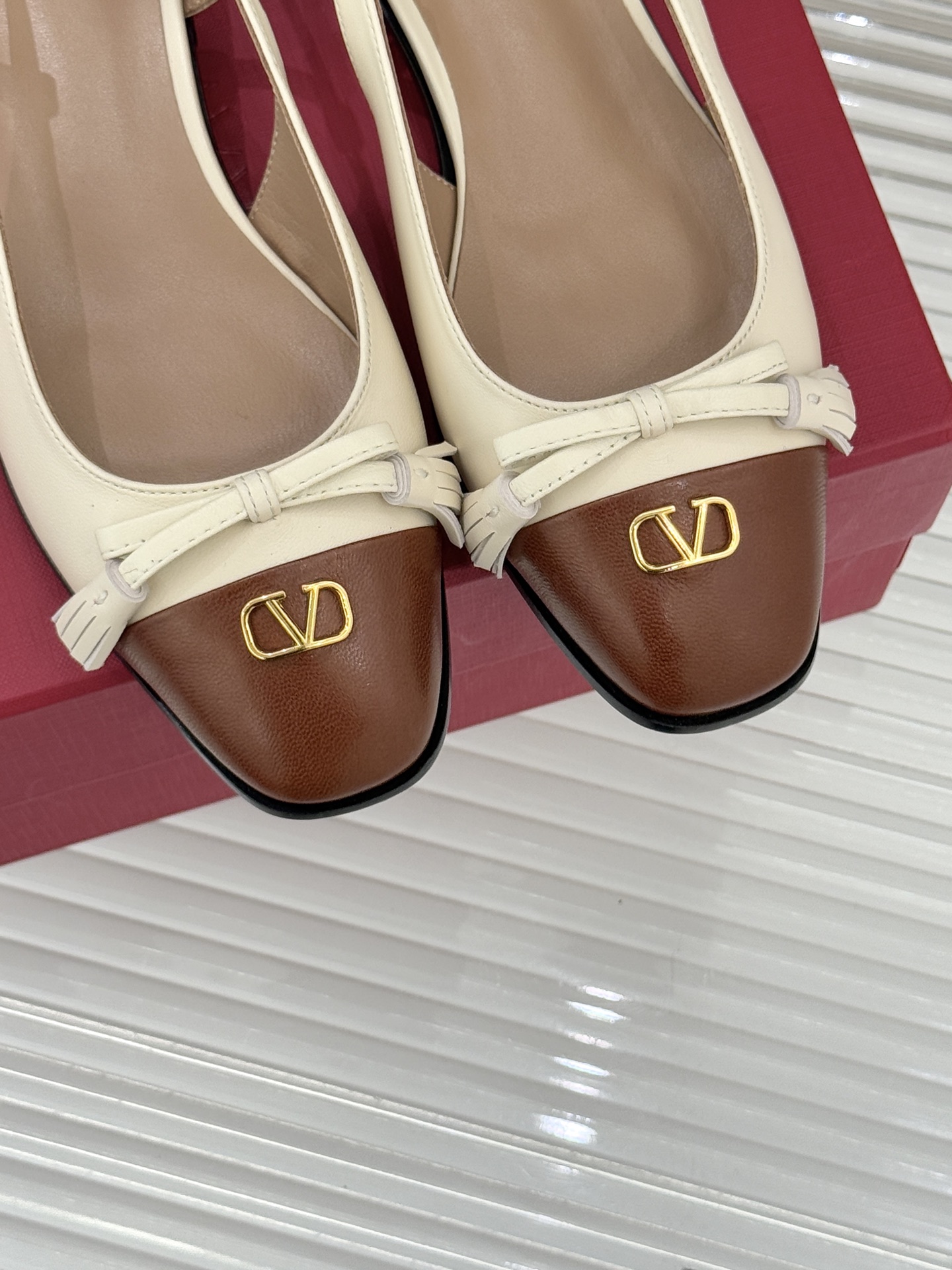 Valentino/华伦天奴经典小V金属扣后空凉鞋这双凉鞋以温柔解构优雅将立体蝴蝶结与标志性小V扣融于凉