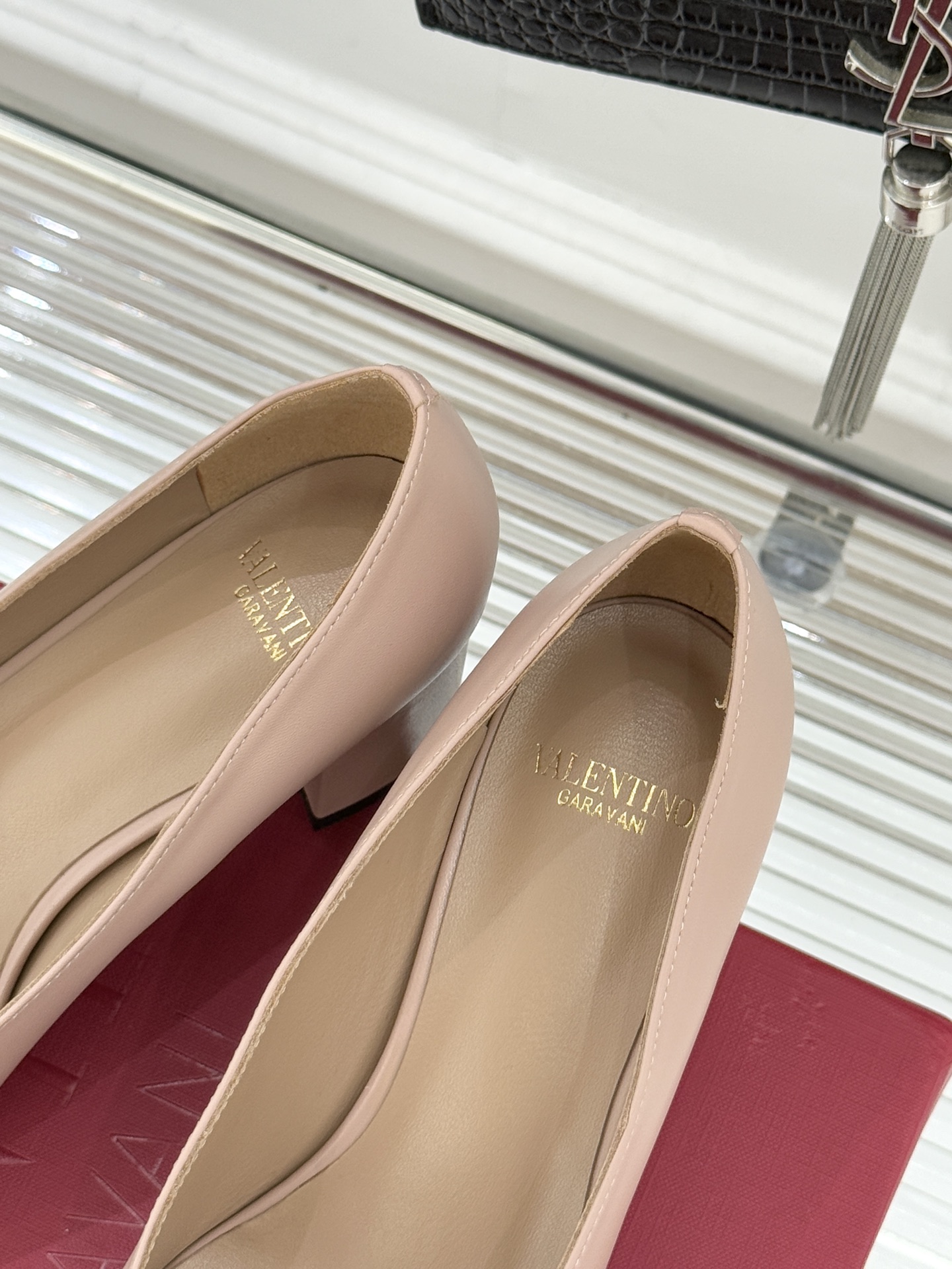 Valentino/华伦天奴经典小V金属扣芭蕾舞鞋单鞋华伦天奴 蝴蝶结小V扣后空凉鞋这双单鞋以温柔解构优