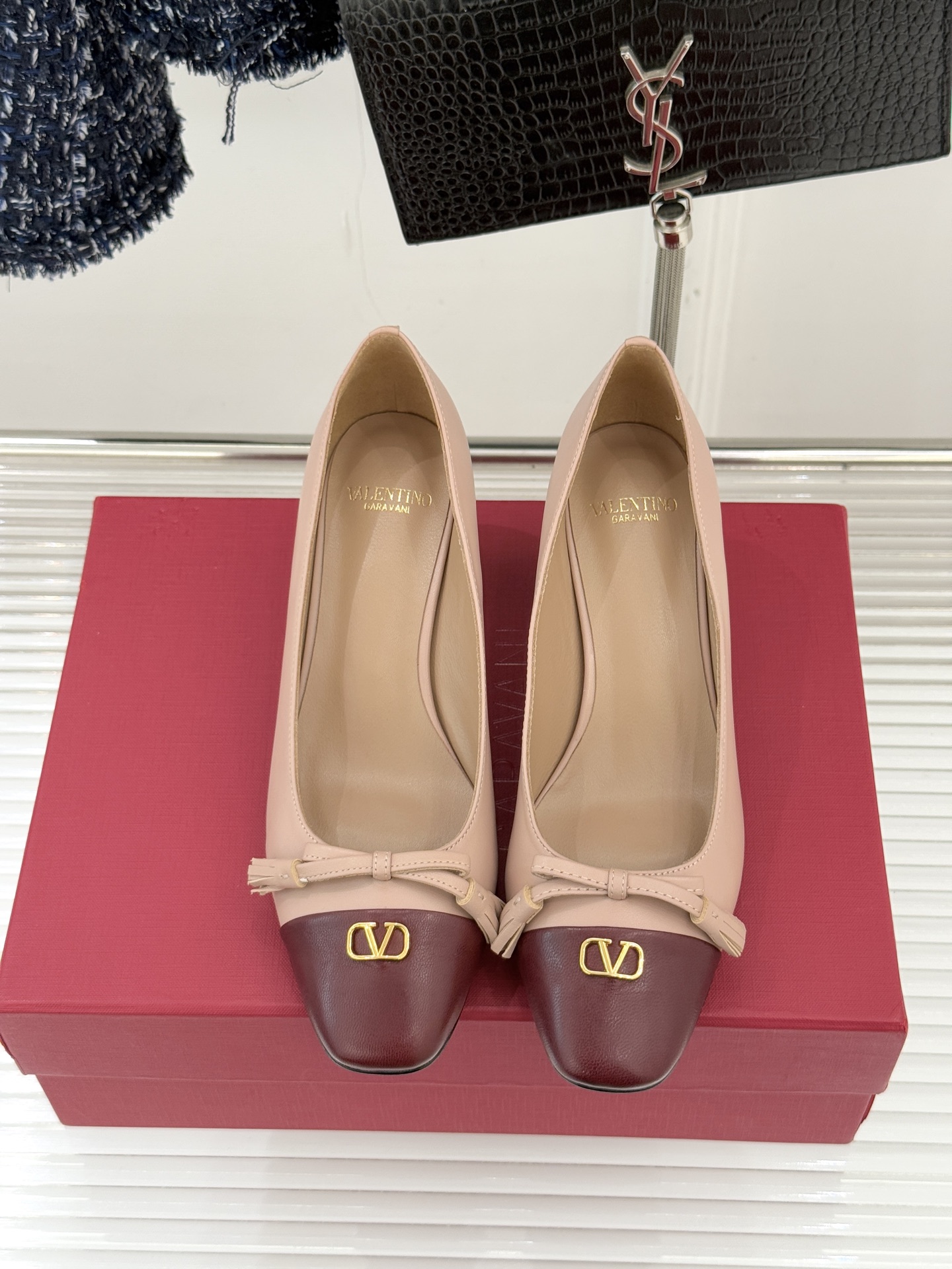 Valentino/华伦天奴经典小V金属扣芭蕾舞鞋单鞋华伦天奴 蝴蝶结小V扣后空凉鞋这双单鞋以温柔解构优