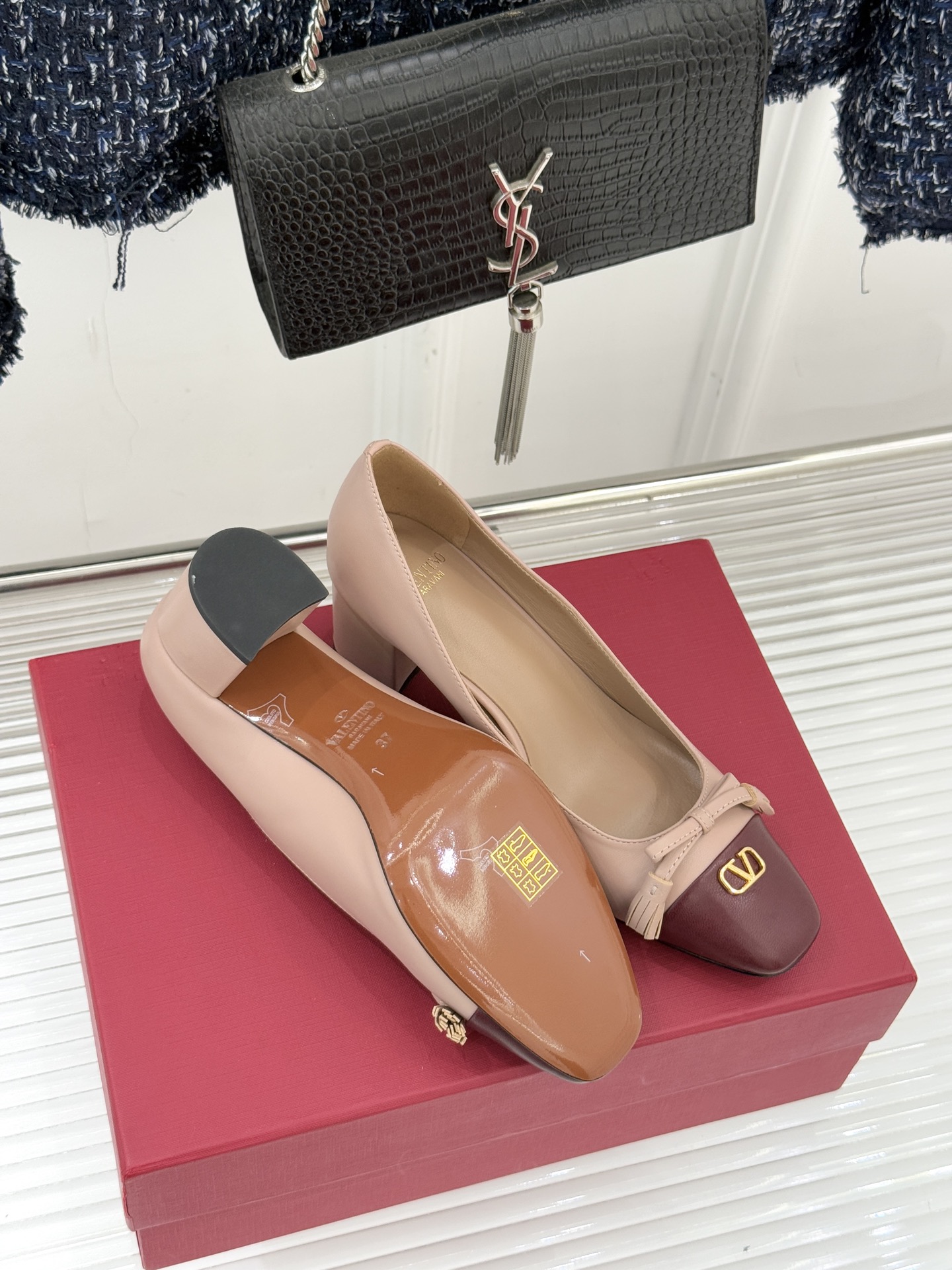 Valentino/华伦天奴经典小V金属扣芭蕾舞鞋单鞋华伦天奴 蝴蝶结小V扣后空凉鞋这双单鞋以温柔解构优