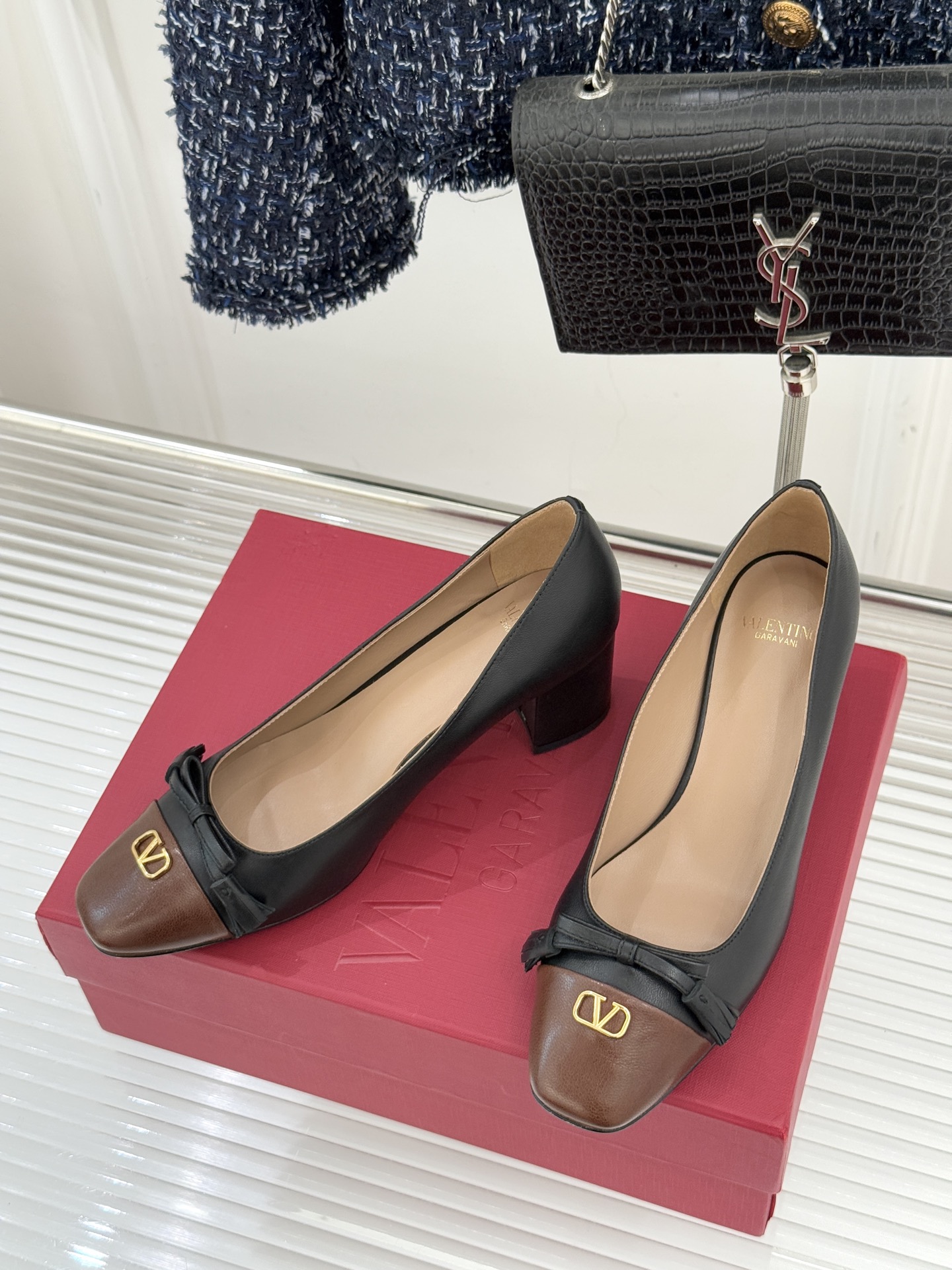 Valentino/华伦天奴经典小V金属扣芭蕾舞鞋单鞋华伦天奴 蝴蝶结小V扣后空凉鞋这双单鞋以温柔解构优