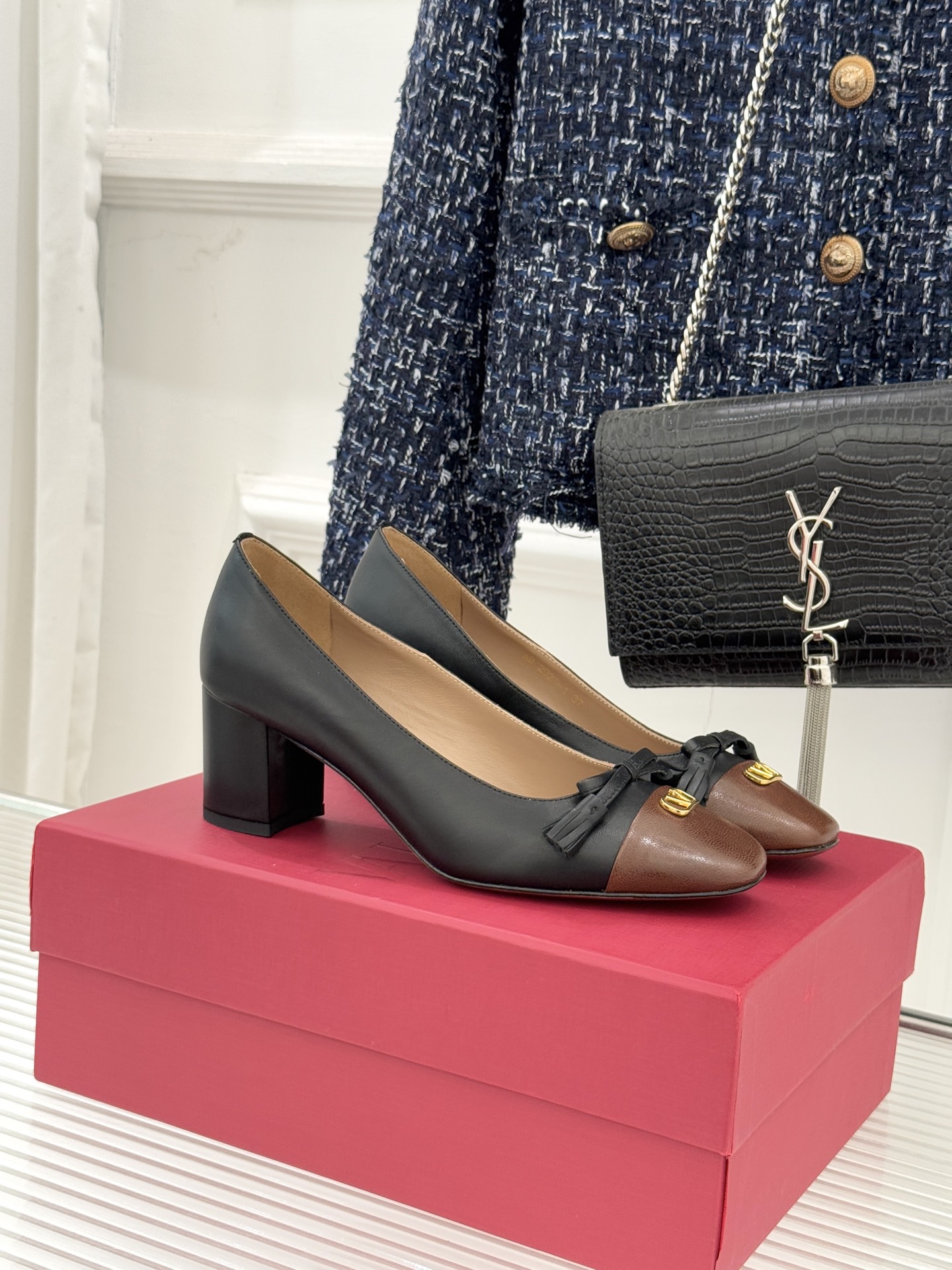 Valentino/华伦天奴经典小V金属扣芭蕾舞鞋单鞋华伦天奴 蝴蝶结小V扣后空凉鞋这双单鞋以温柔解构优