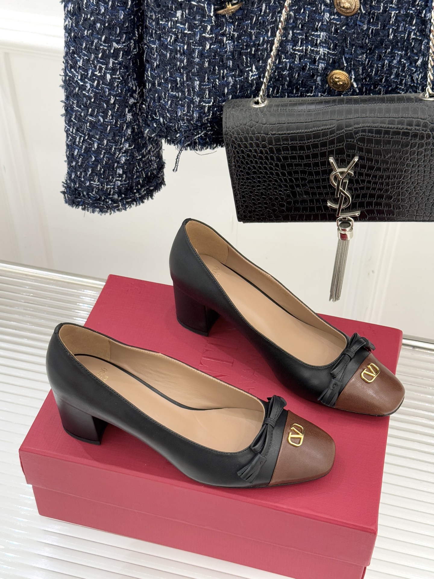 Valentino/华伦天奴经典小V金属扣芭蕾舞鞋单鞋华伦天奴 蝴蝶结小V扣后空凉鞋这双单鞋以温柔解构优