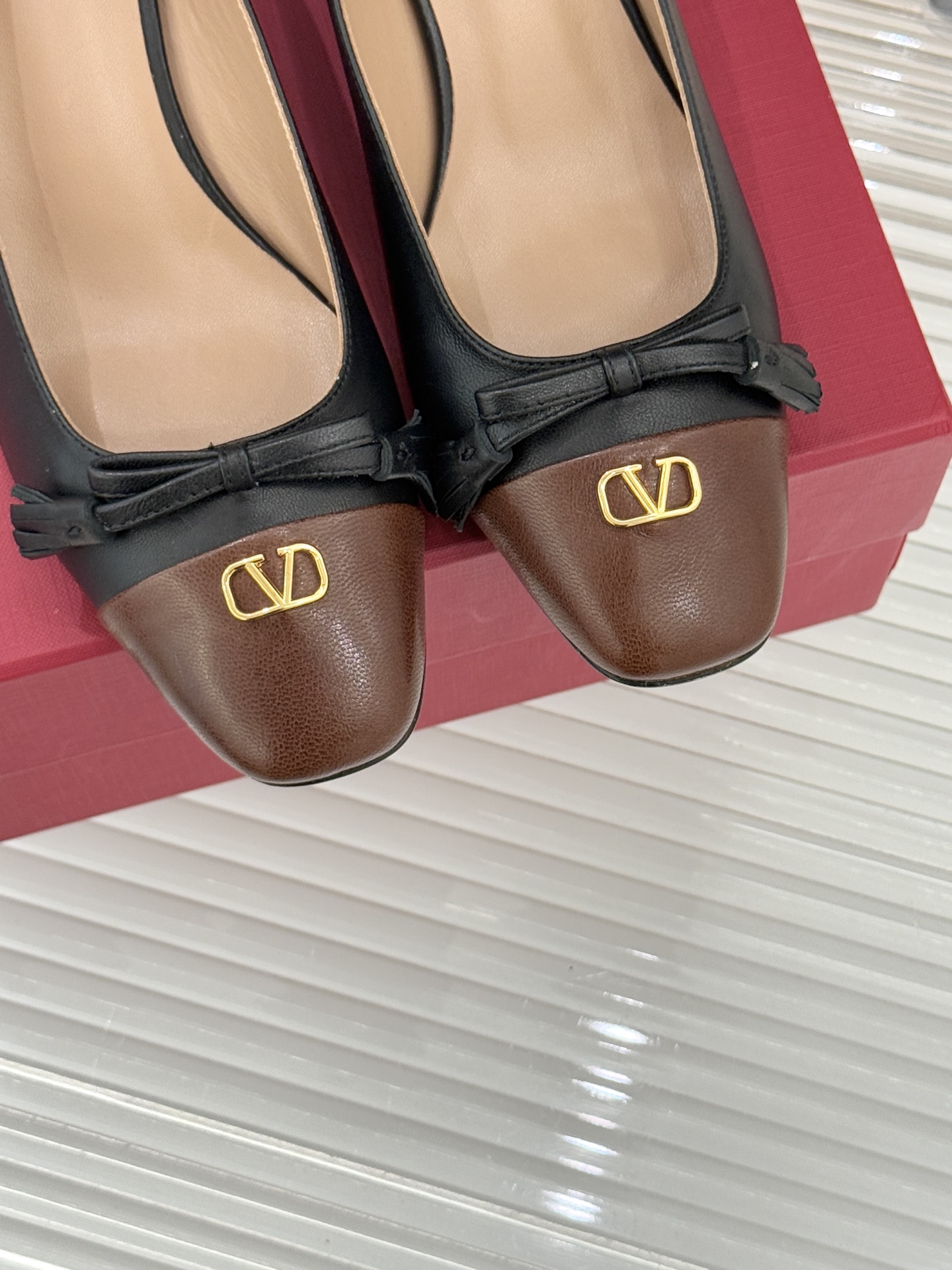 Valentino/华伦天奴经典小V金属扣芭蕾舞鞋单鞋华伦天奴 蝴蝶结小V扣后空凉鞋这双单鞋以温柔解构优