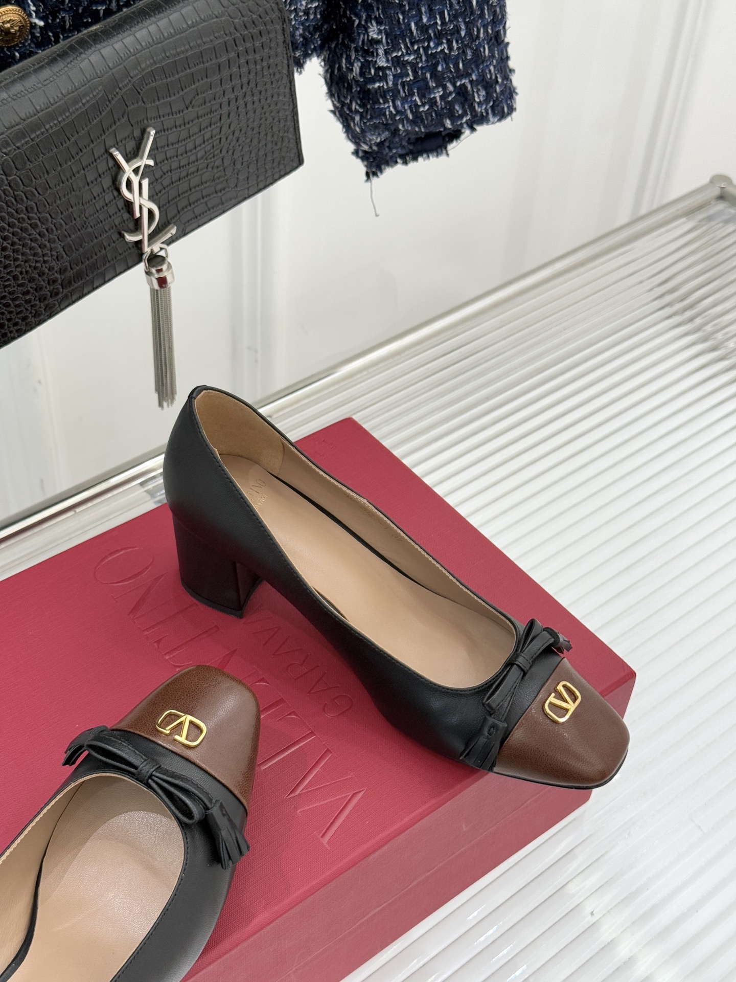 Valentino/华伦天奴经典小V金属扣芭蕾舞鞋单鞋华伦天奴 蝴蝶结小V扣后空凉鞋这双单鞋以温柔解构优