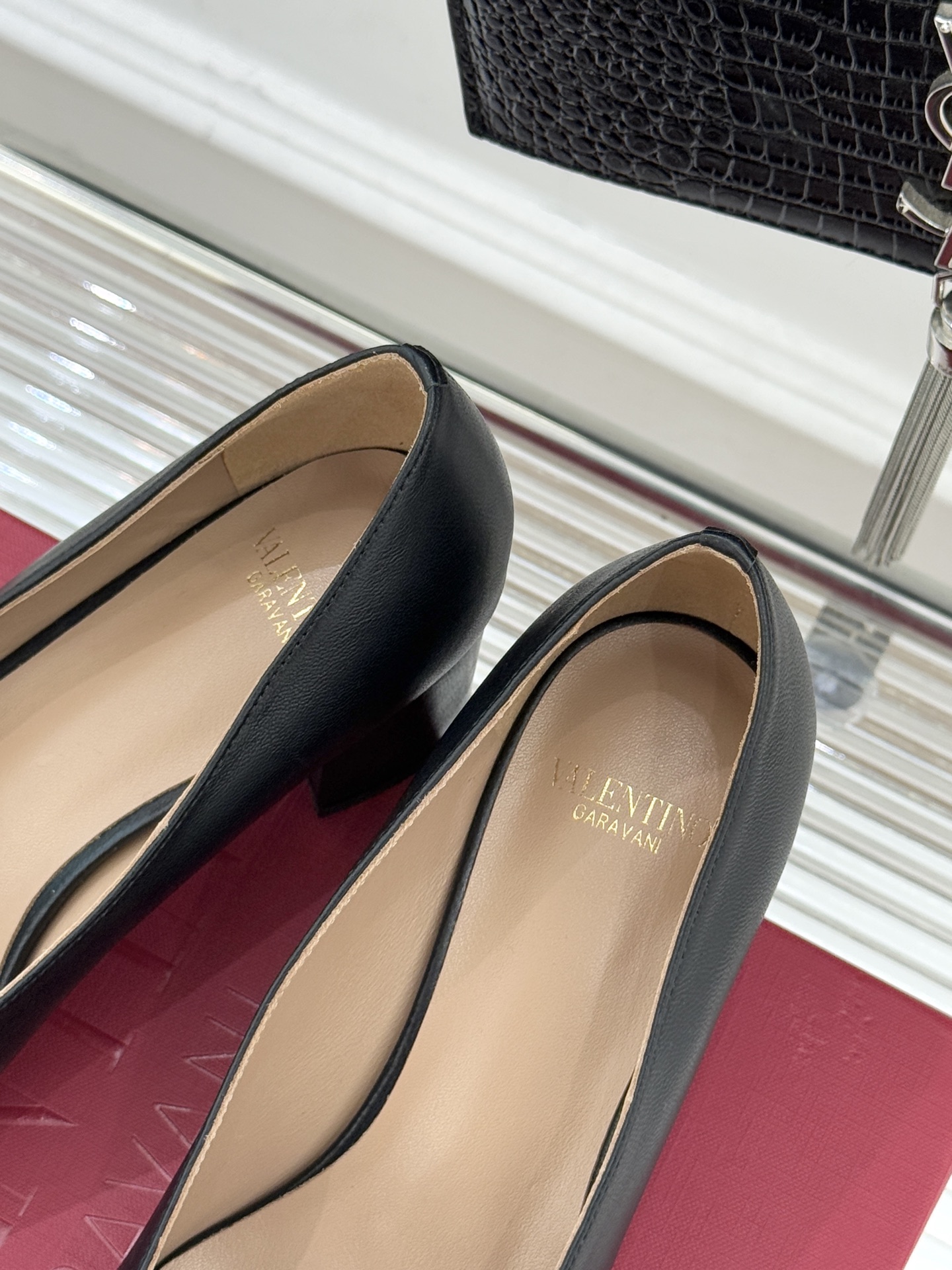 Valentino/华伦天奴经典小V金属扣芭蕾舞鞋单鞋华伦天奴 蝴蝶结小V扣后空凉鞋这双单鞋以温柔解构优