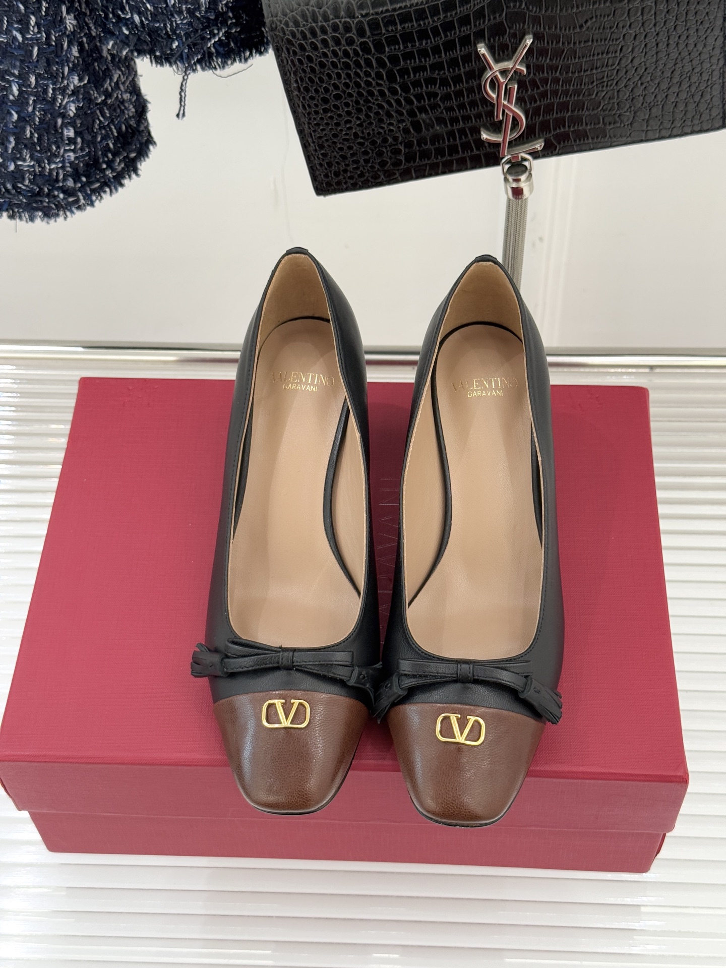 Valentino/华伦天奴经典小V金属扣芭蕾舞鞋单鞋华伦天奴 蝴蝶结小V扣后空凉鞋这双单鞋以温柔解构优