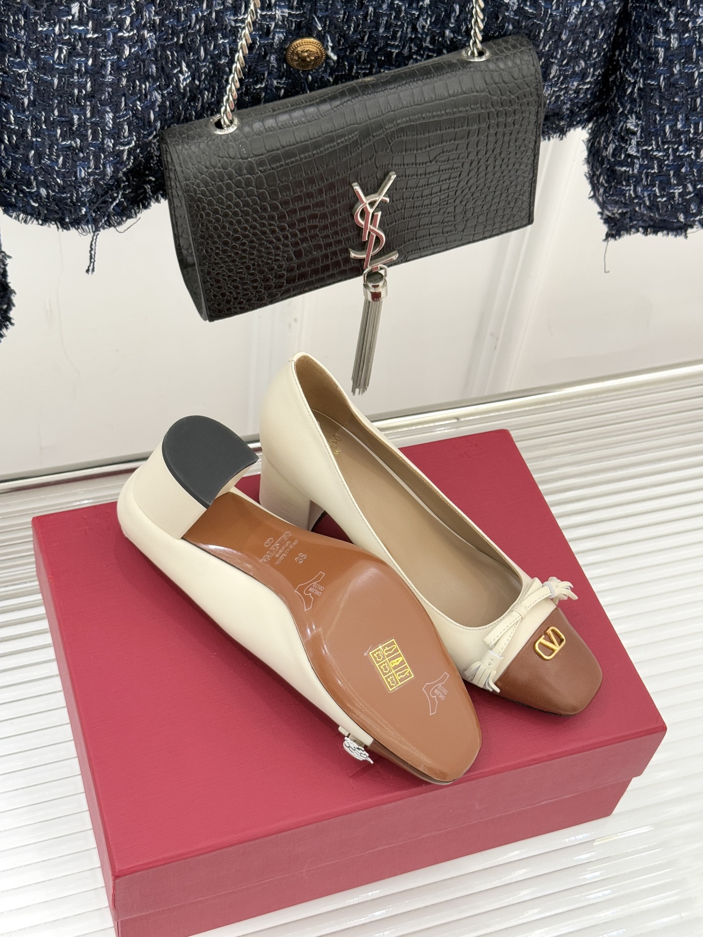 Valentino/华伦天奴经典小V金属扣芭蕾舞鞋单鞋华伦天奴 蝴蝶结小V扣后空凉鞋这双单鞋以温柔解构优