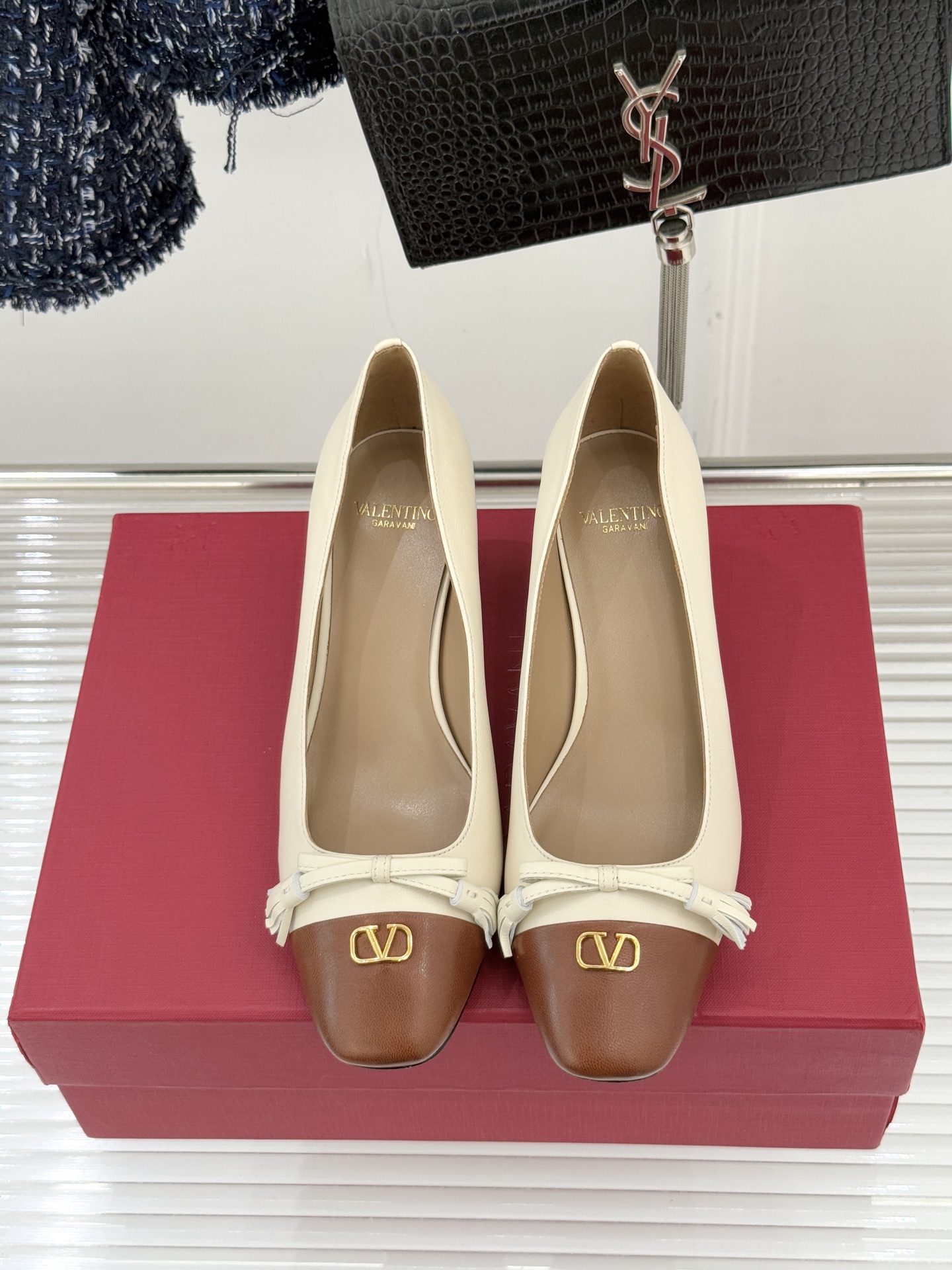Valentino/华伦天奴经典小V金属扣芭蕾舞鞋单鞋华伦天奴 蝴蝶结小V扣后空凉鞋这双单鞋以温柔解构优