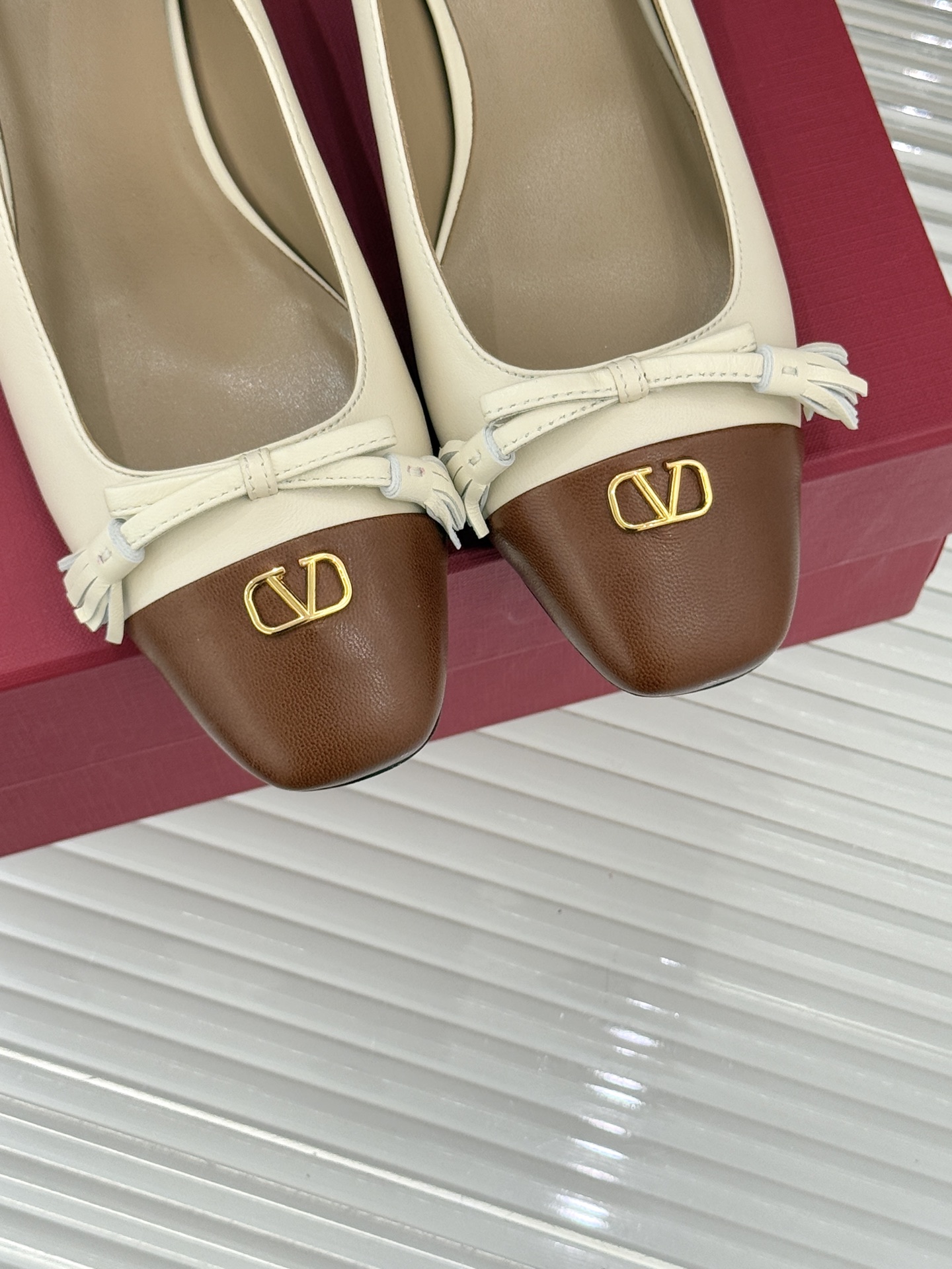 Valentino/华伦天奴经典小V金属扣芭蕾舞鞋单鞋华伦天奴 蝴蝶结小V扣后空凉鞋这双单鞋以温柔解构优