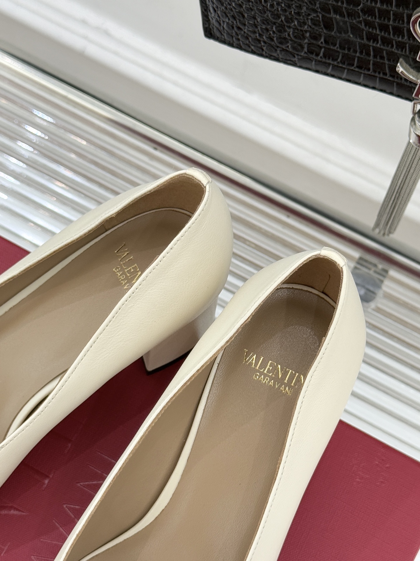 Valentino/华伦天奴经典小V金属扣芭蕾舞鞋单鞋华伦天奴 蝴蝶结小V扣后空凉鞋这双单鞋以温柔解构优