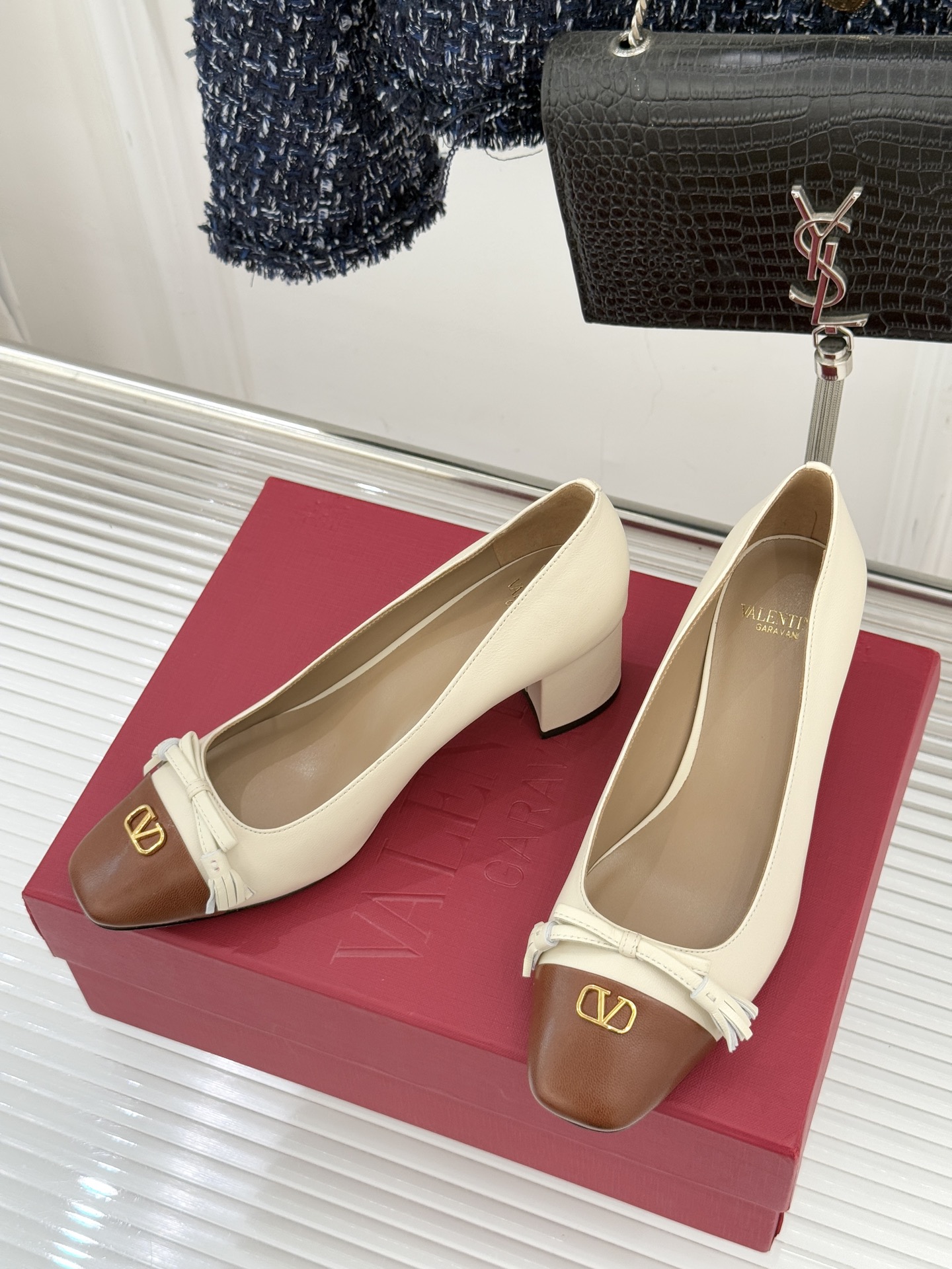 Valentino/华伦天奴经典小V金属扣芭蕾舞鞋单鞋华伦天奴 蝴蝶结小V扣后空凉鞋这双单鞋以温柔解构优