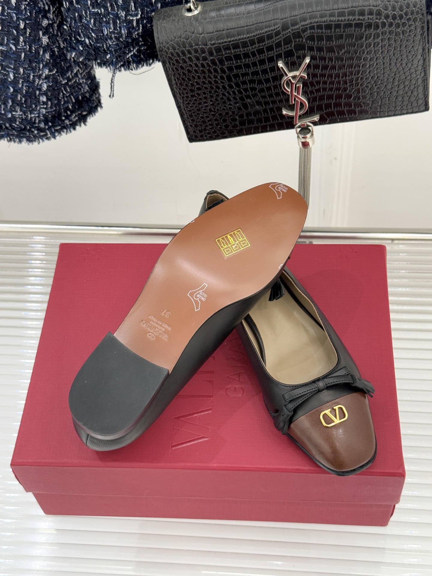 Valentino/华伦天奴经典小V金属扣芭蕾舞鞋单鞋华伦天奴 蝴蝶结小V扣后空凉鞋这双单鞋以温柔解构优