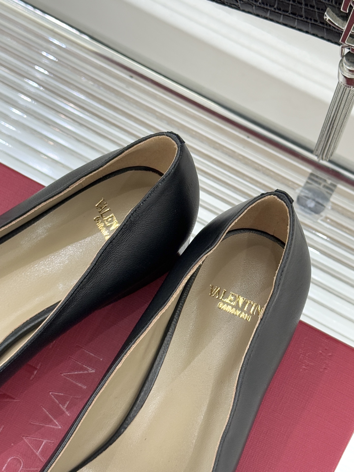 Valentino/华伦天奴经典小V金属扣芭蕾舞鞋单鞋华伦天奴 蝴蝶结小V扣后空凉鞋这双单鞋以温柔解构优