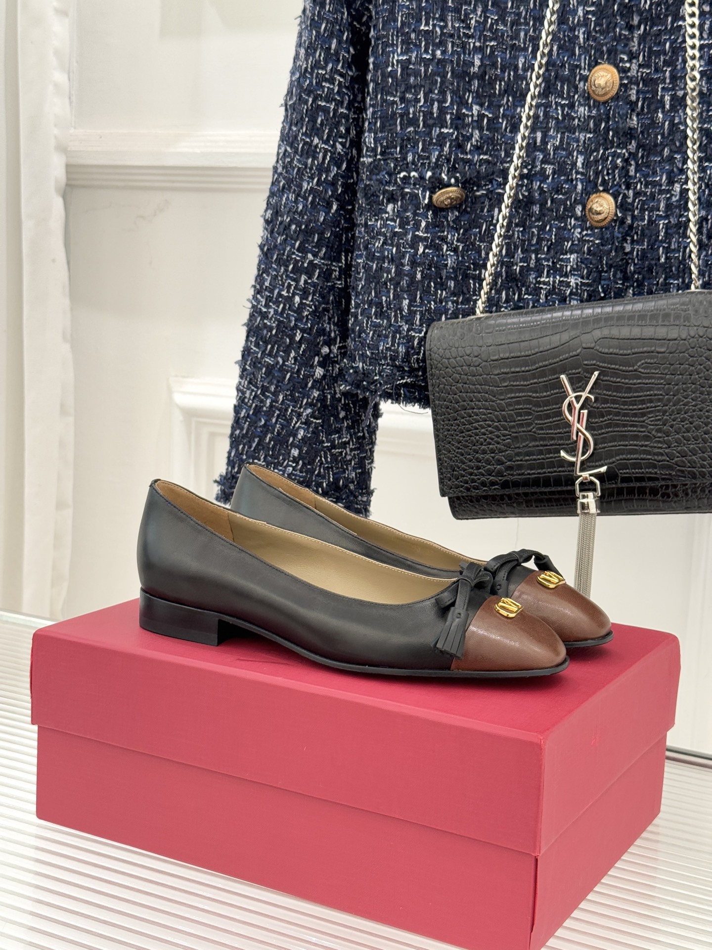 Valentino/华伦天奴经典小V金属扣芭蕾舞鞋单鞋华伦天奴 蝴蝶结小V扣后空凉鞋这双单鞋以温柔解构优