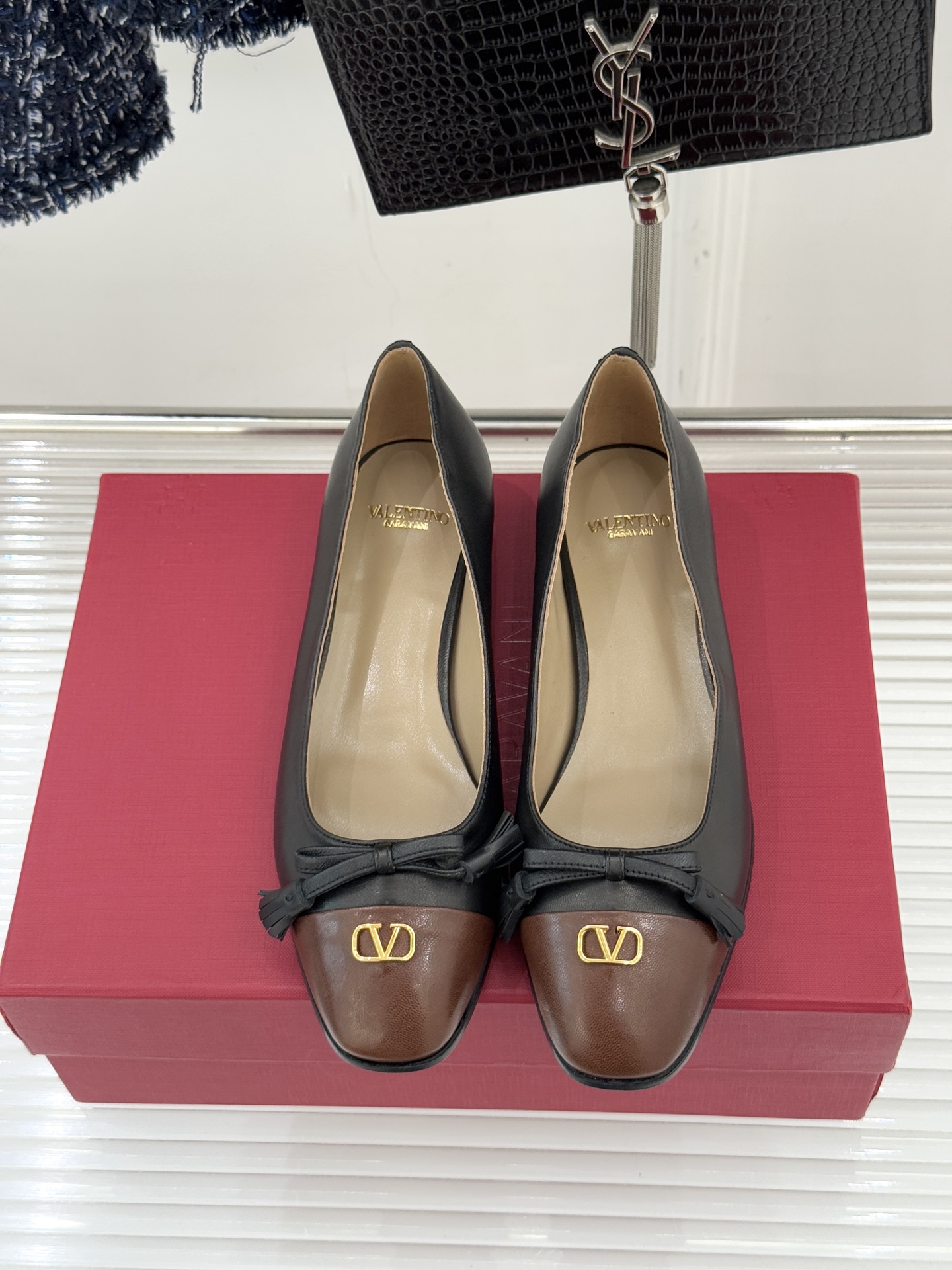 Valentino/华伦天奴经典小V金属扣芭蕾舞鞋单鞋华伦天奴 蝴蝶结小V扣后空凉鞋这双单鞋以温柔解构优