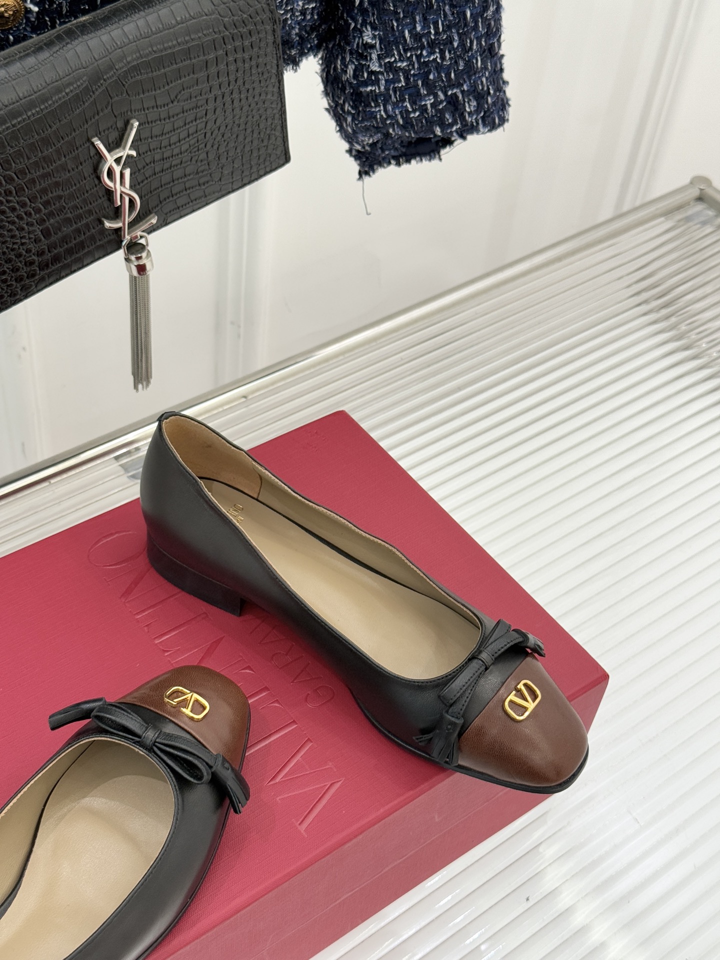 Valentino/华伦天奴经典小V金属扣芭蕾舞鞋单鞋华伦天奴 蝴蝶结小V扣后空凉鞋这双单鞋以温柔解构优