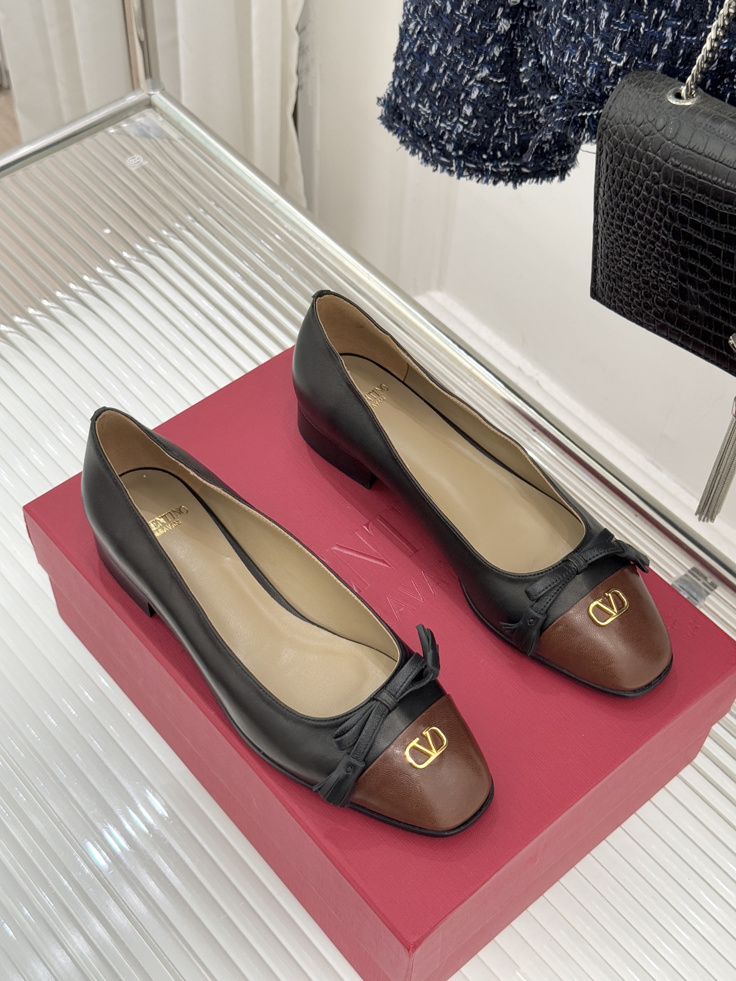 Valentino/华伦天奴经典小V金属扣芭蕾舞鞋单鞋华伦天奴 蝴蝶结小V扣后空凉鞋这双单鞋以温柔解构优