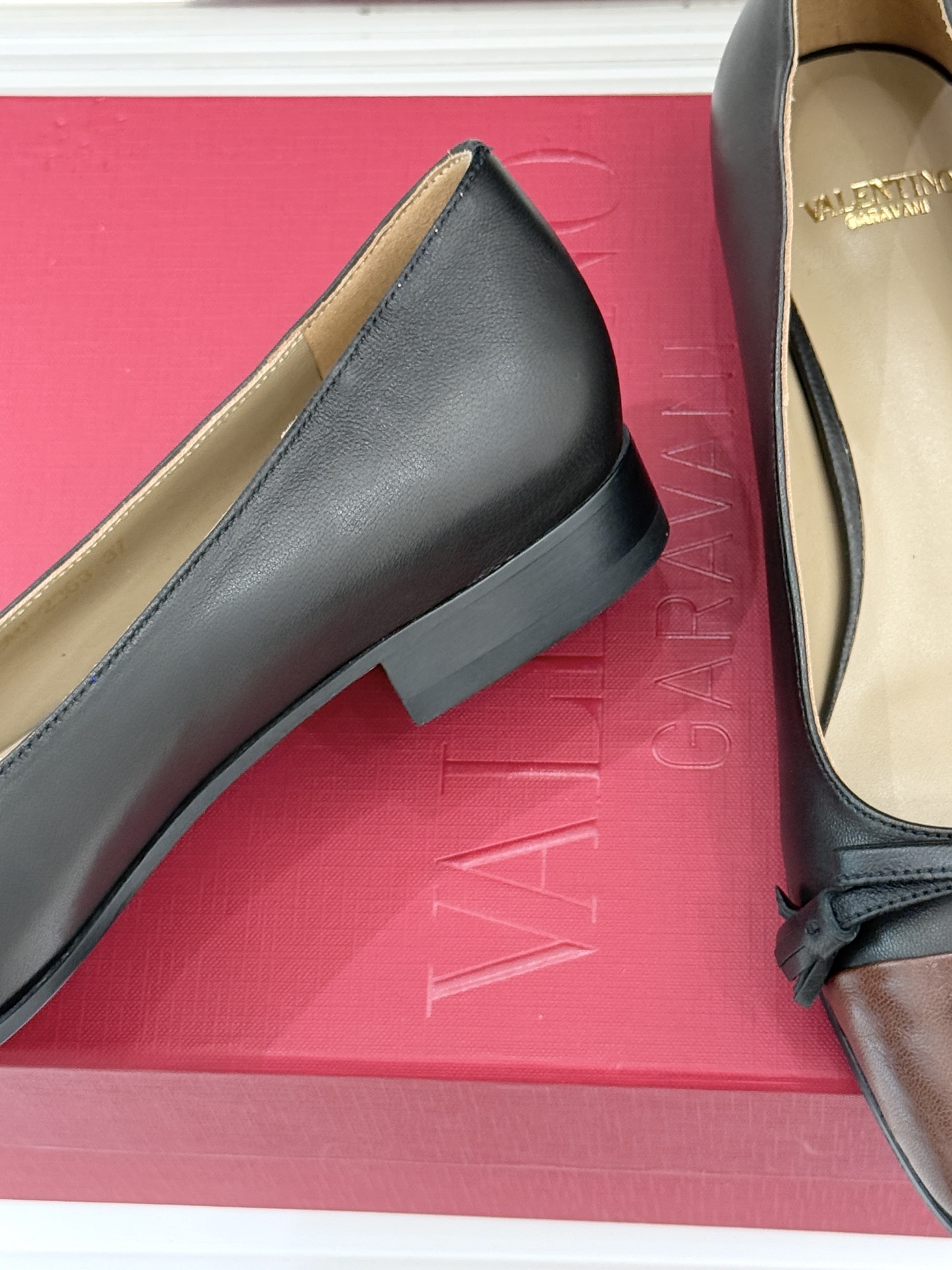 Valentino/华伦天奴经典小V金属扣芭蕾舞鞋单鞋华伦天奴 蝴蝶结小V扣后空凉鞋这双单鞋以温柔解构优