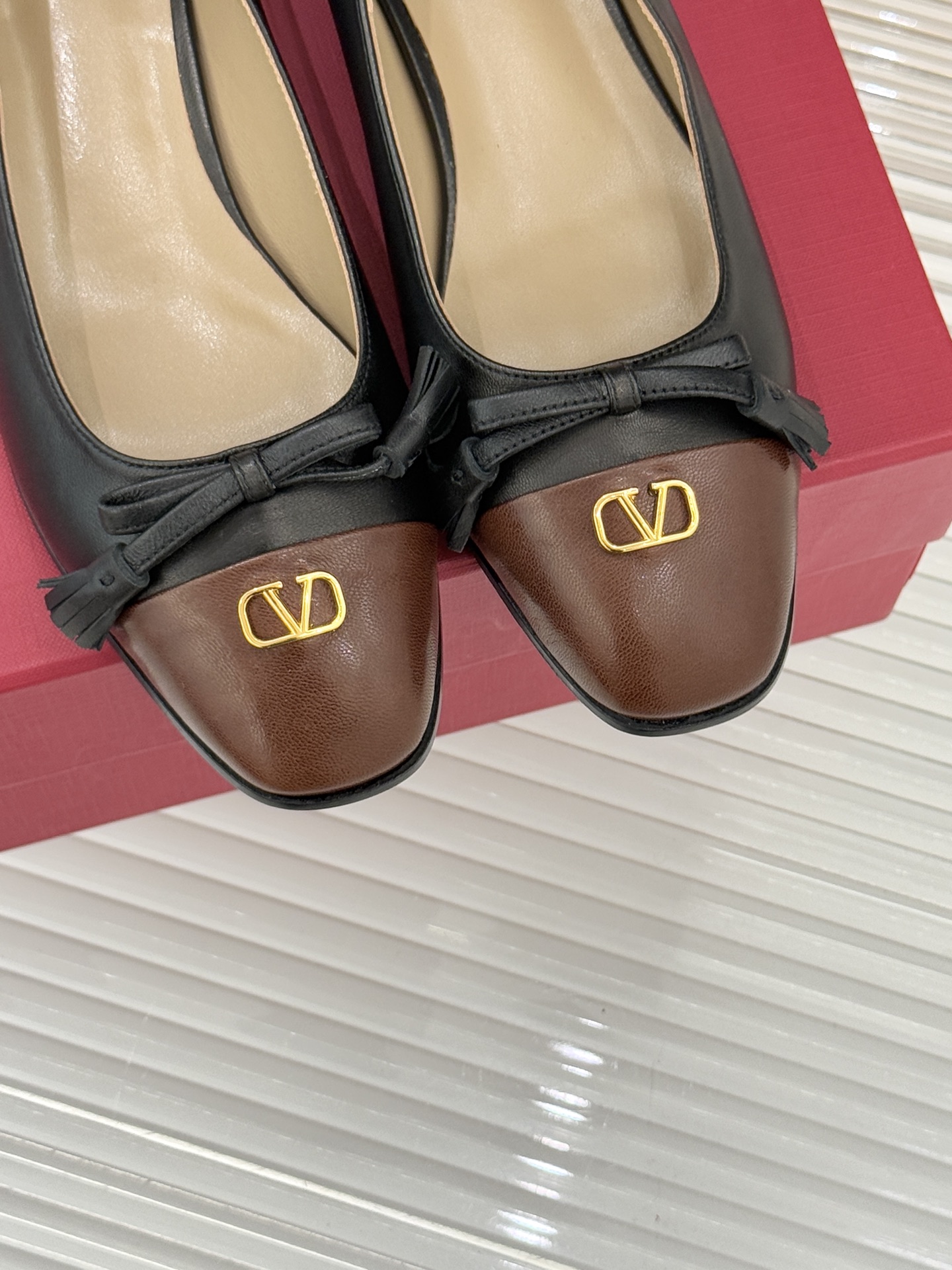 Valentino/华伦天奴经典小V金属扣芭蕾舞鞋单鞋华伦天奴 蝴蝶结小V扣后空凉鞋这双单鞋以温柔解构优