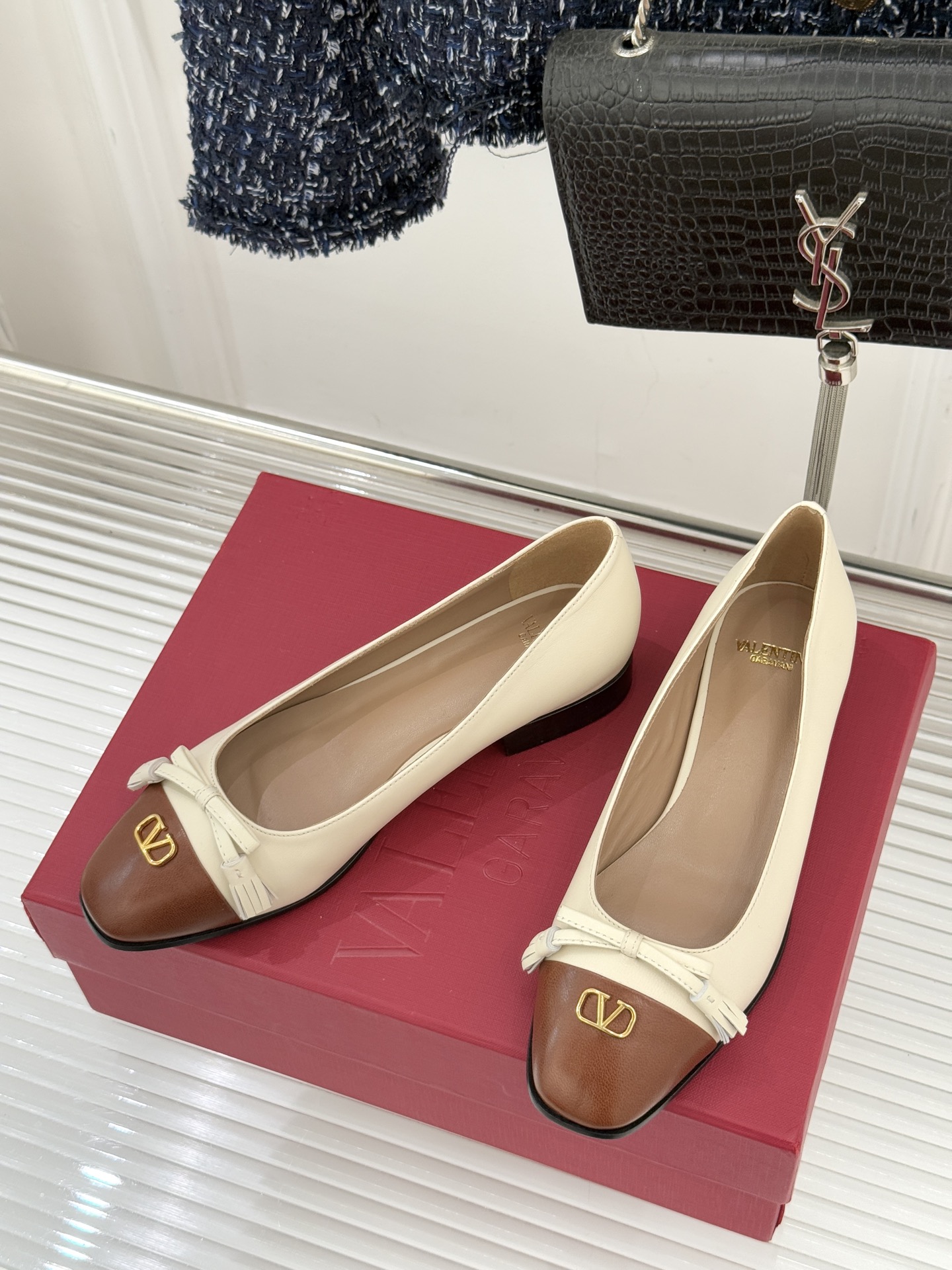 Valentino/华伦天奴经典小V金属扣芭蕾舞鞋单鞋华伦天奴 蝴蝶结小V扣后空凉鞋这双单鞋以温柔解构优