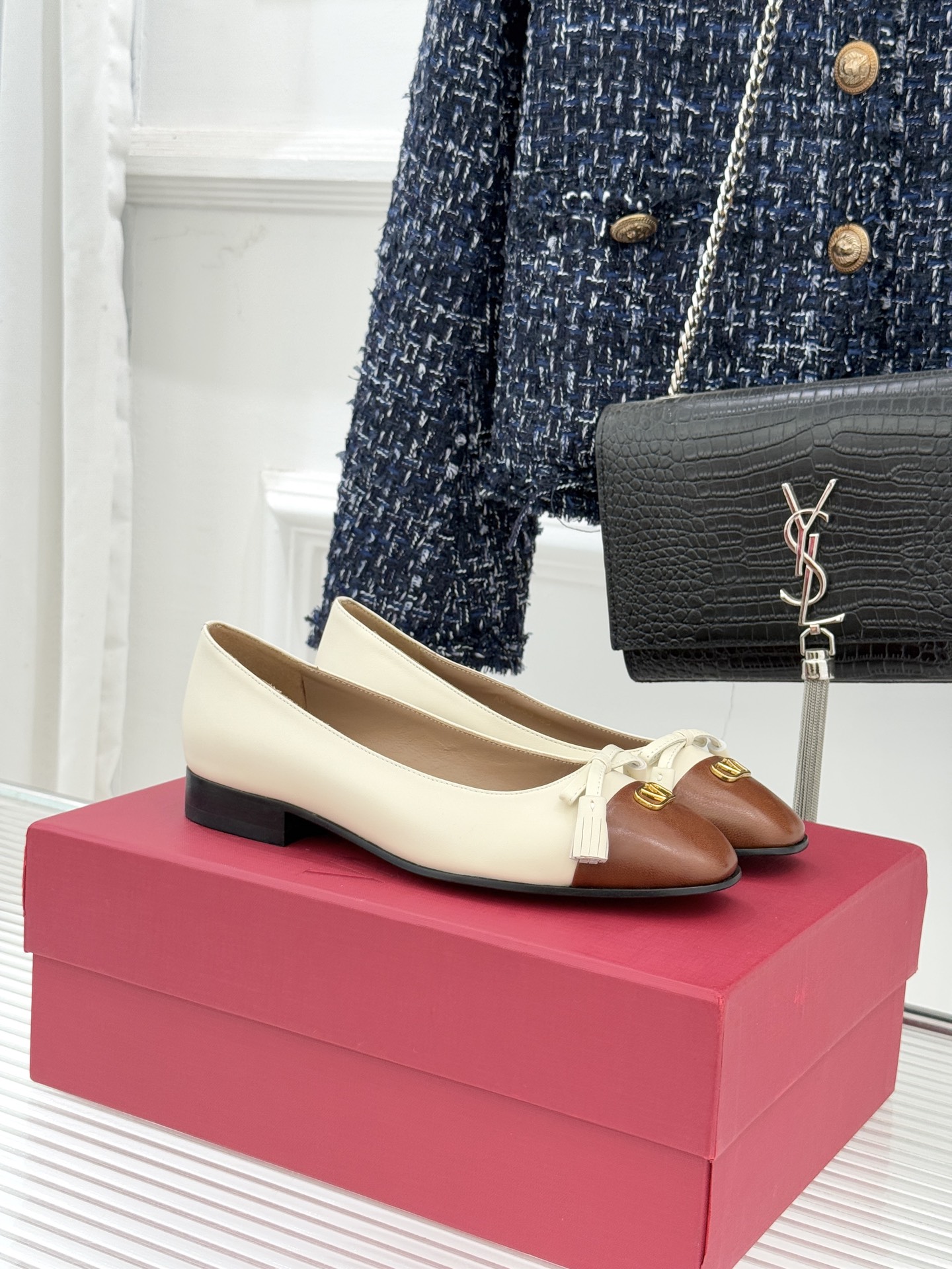 NO:722523,Top version of Valentino/Valentino classic small V metal buckle, ballet shoes, Valentino bow small V buckle back sandals, this pair of shoes is deconstructed with gentleness and elegance. The three-dimensional bow and the iconic small V buckle are integrated into the shoes. The three-dimensional bow is light and smart, sweet but not greasy. The metal V buckle is a low-key finishing touch and engraved with brand recognition. The back cut is neat and breathable, fits the foot shape and does not wear the foot. The slender shoe shape modifies the instep and easily lengthens the leg line.  A smart and sophisticated suit for commuting, a gentle and dignified skirt for a date, and high gloss for daily outings. The sweet temperament flows through every step and the luxury style is highlighted in the details. It is an elegant protagonist that will never be absent in the spring and summer wardrobe. The fabric is made of original customized leather, and the inner feet are all mixed sheepskin. The Italian imported genuine leather outsole is size 35-39 (customized for 40/41).  No. 98220260228,shoes,valentino,valentino,sandals,skirts,business suit,sheepskin,Leather soles19860909顶版 Valentino/华伦天奴经典小V金属扣 芭蕾舞鞋单鞋 华伦天奴 蝴蝶结小V扣后空凉鞋 这双单鞋以温柔解构优雅 将立体蝴蝶结与标志性小V扣融于单鞋 立体蝴蝶结轻盈灵动 甜而不腻 金属V扣低调点睛 镌刻品牌辨识度. 后空剪裁利落透气 贴合脚型不磨脚 修长鞋型修饰脚背 轻松拉长腿部线条 通勤搭西装干练精致 约会配裙装温柔显贵 日常出街亦自带高光. 步履间流转甜飒气质 于细节处彰显高奢格调 是春夏衣橱里永不缺席的优雅主角. 面料采用原版定制皮料 内里垫脚均为混种羊皮 意大利进口真皮大底 size35-39（40/41定制） 编号98220260228,单鞋,valentino,valentino,sandals,skirts,business suit,sheepskin,Leather soles,Women's Shoes