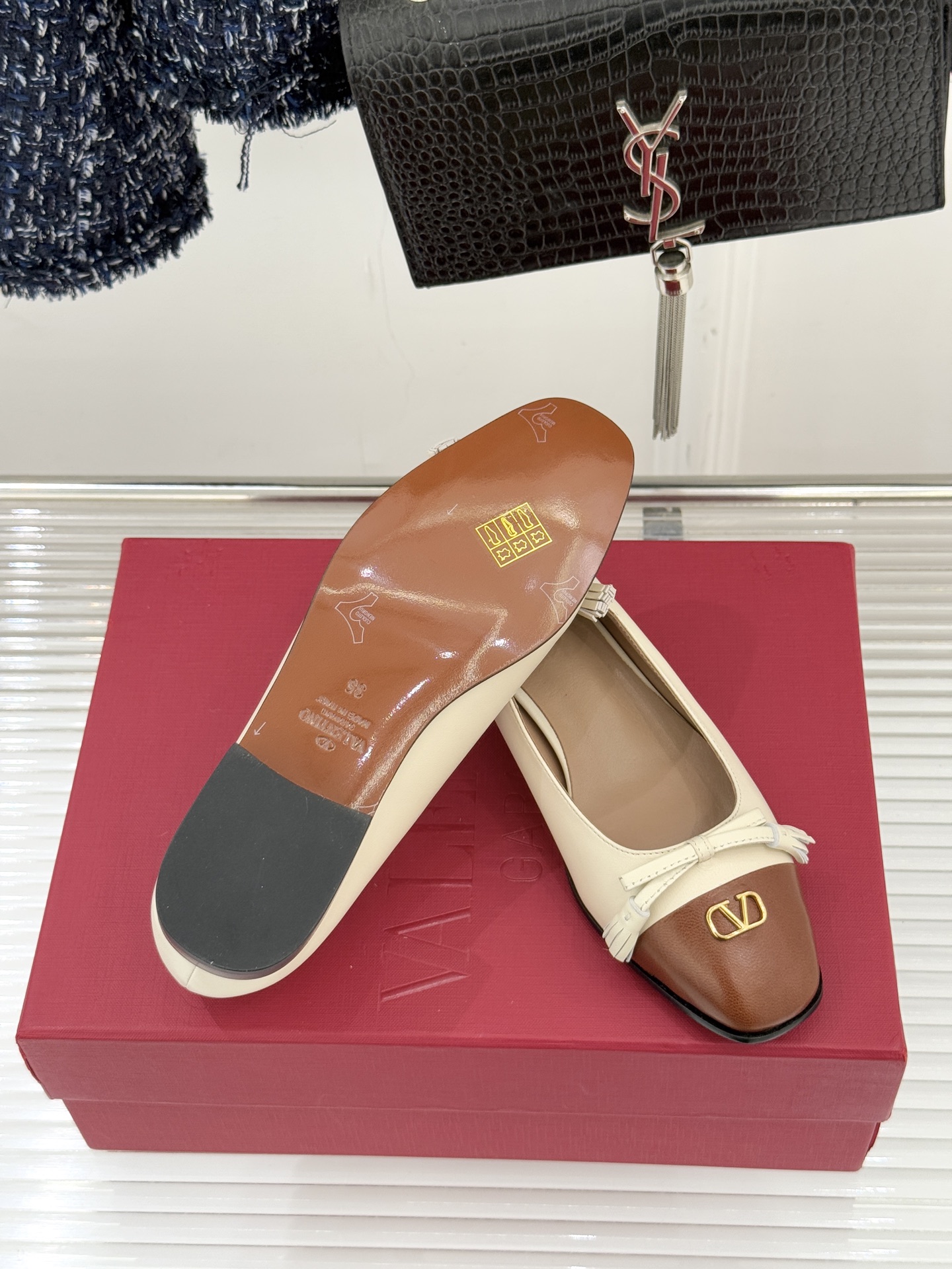 Valentino/华伦天奴经典小V金属扣芭蕾舞鞋单鞋华伦天奴 蝴蝶结小V扣后空凉鞋这双单鞋以温柔解构优