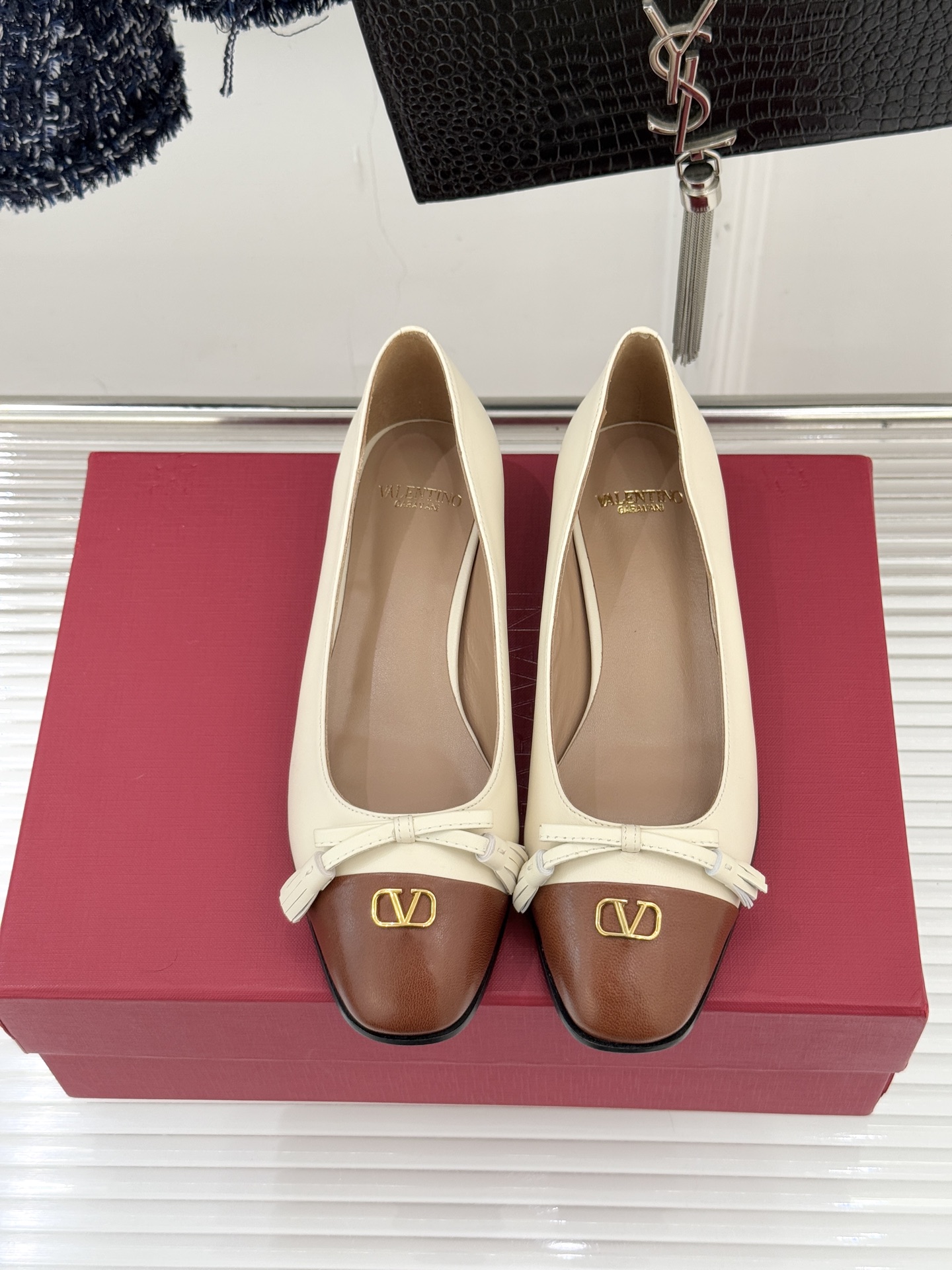 Valentino/华伦天奴经典小V金属扣芭蕾舞鞋单鞋华伦天奴 蝴蝶结小V扣后空凉鞋这双单鞋以温柔解构优