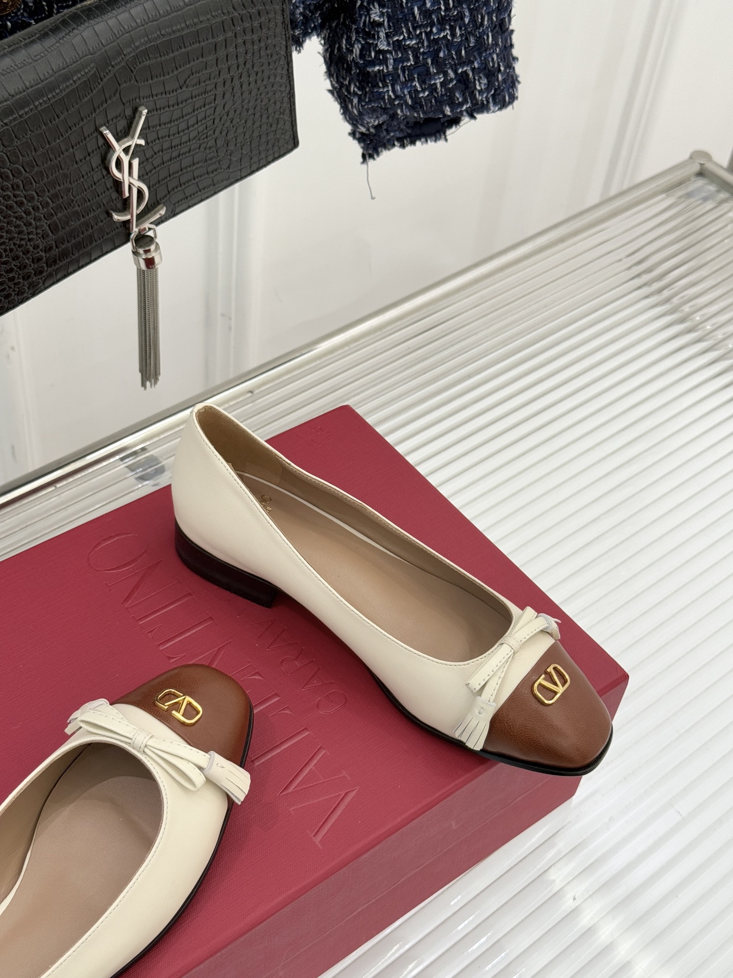 Valentino/华伦天奴经典小V金属扣芭蕾舞鞋单鞋华伦天奴 蝴蝶结小V扣后空凉鞋这双单鞋以温柔解构优