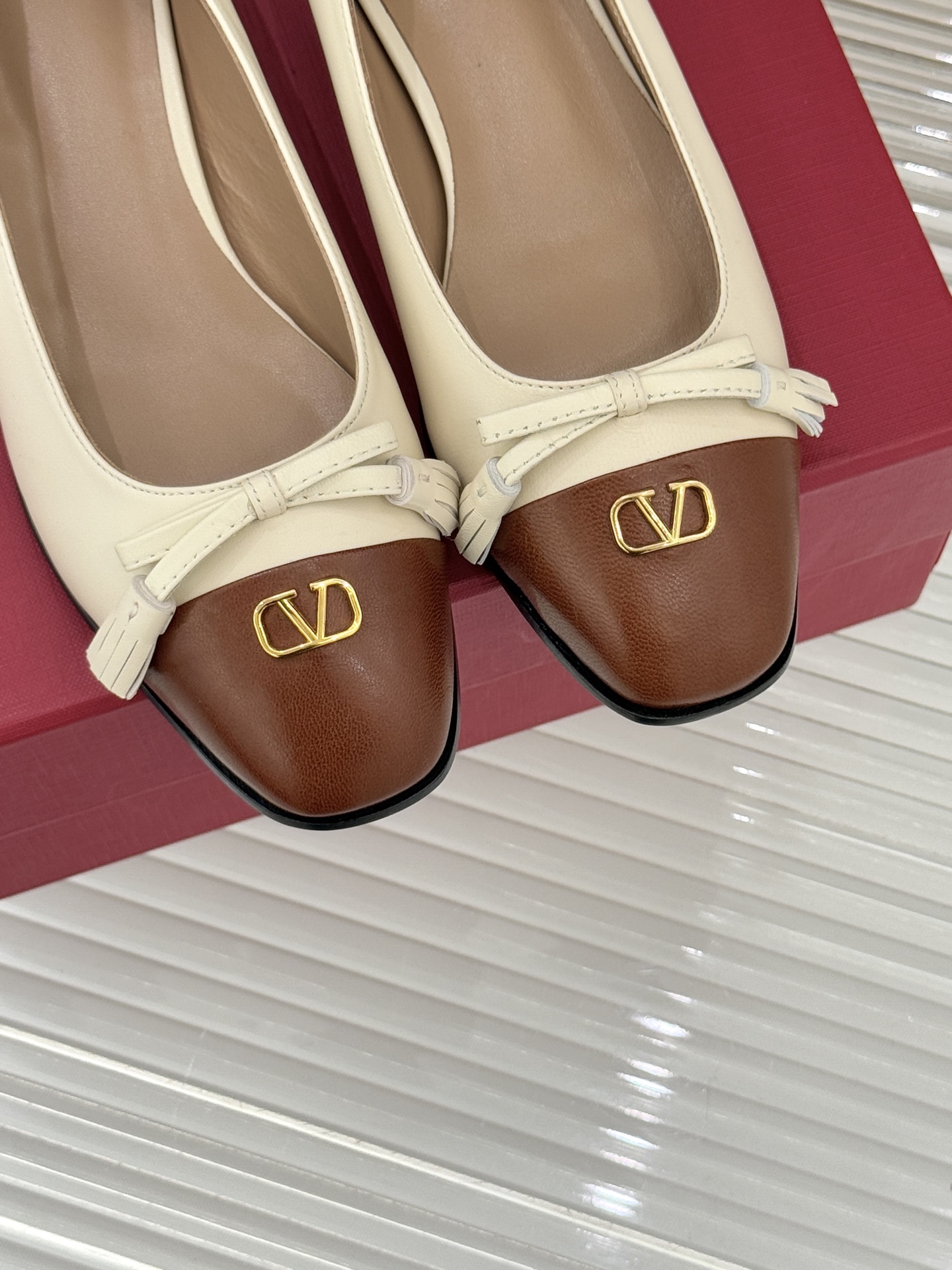 Valentino/华伦天奴经典小V金属扣芭蕾舞鞋单鞋华伦天奴 蝴蝶结小V扣后空凉鞋这双单鞋以温柔解构优