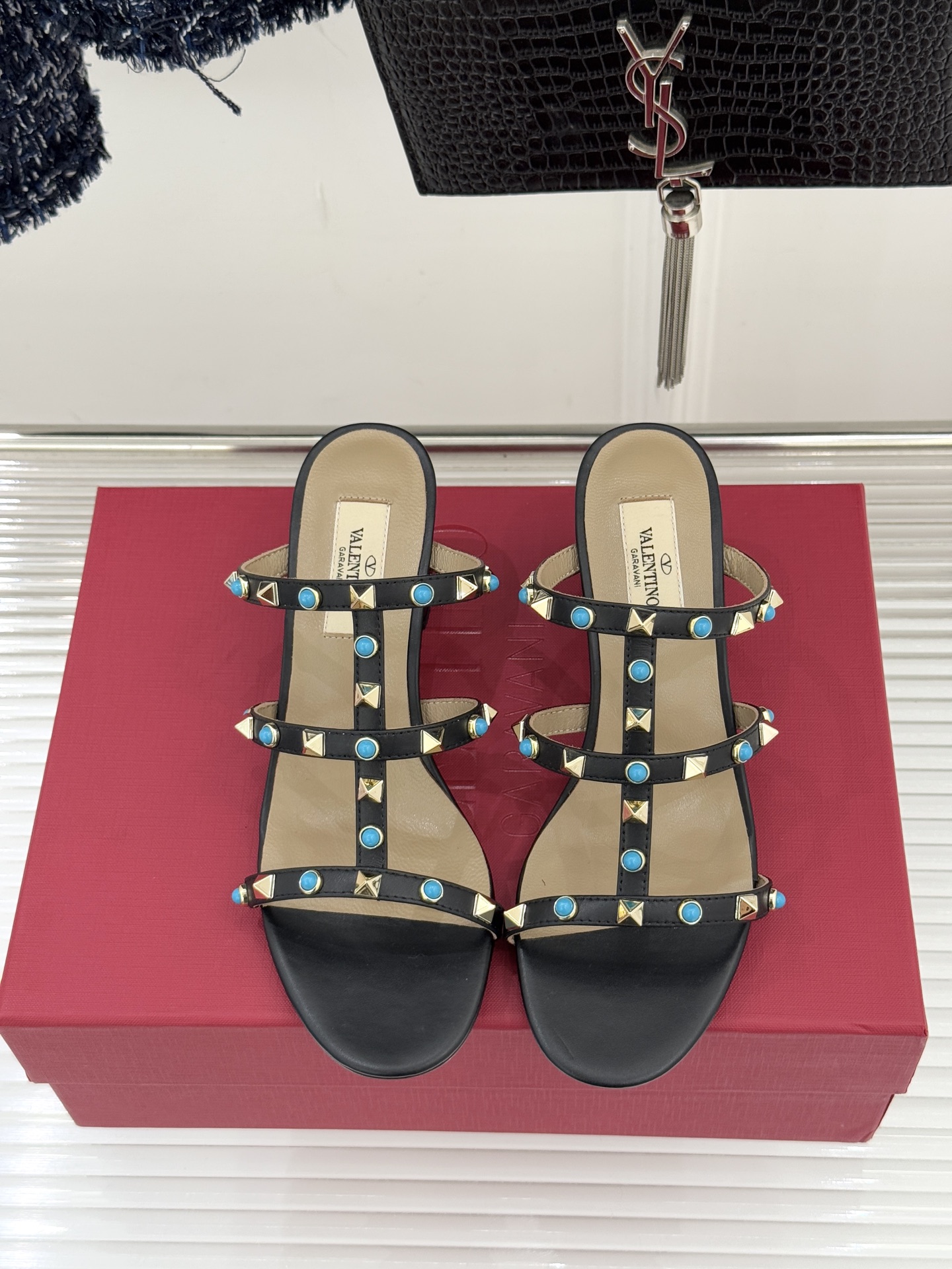 Valentino/华伦天奴经典铆钉宝石粗跟拖鞋以Rockstud经典铆钉碰撞璀璨宝石将锋芒与柔奢注入粗