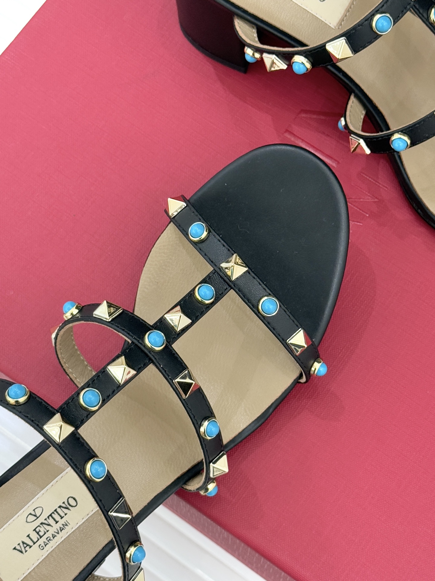 Valentino/华伦天奴经典铆钉宝石粗跟拖鞋以Rockstud经典铆钉碰撞璀璨宝石将锋芒与柔奢注入粗