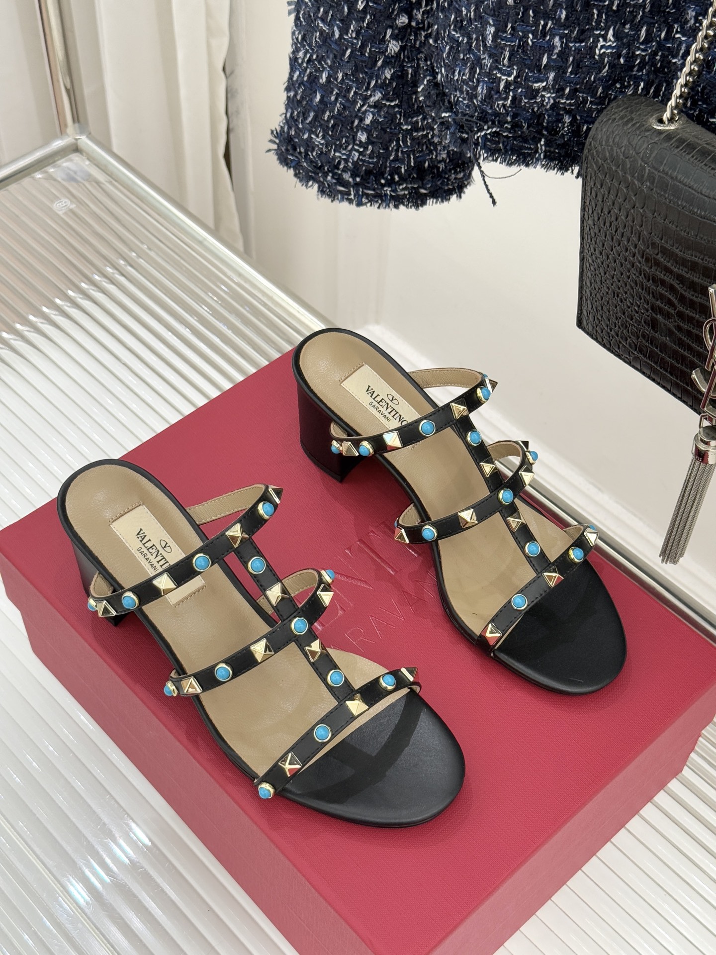 Valentino/华伦天奴经典铆钉宝石粗跟拖鞋以Rockstud经典铆钉碰撞璀璨宝石将锋芒与柔奢注入粗