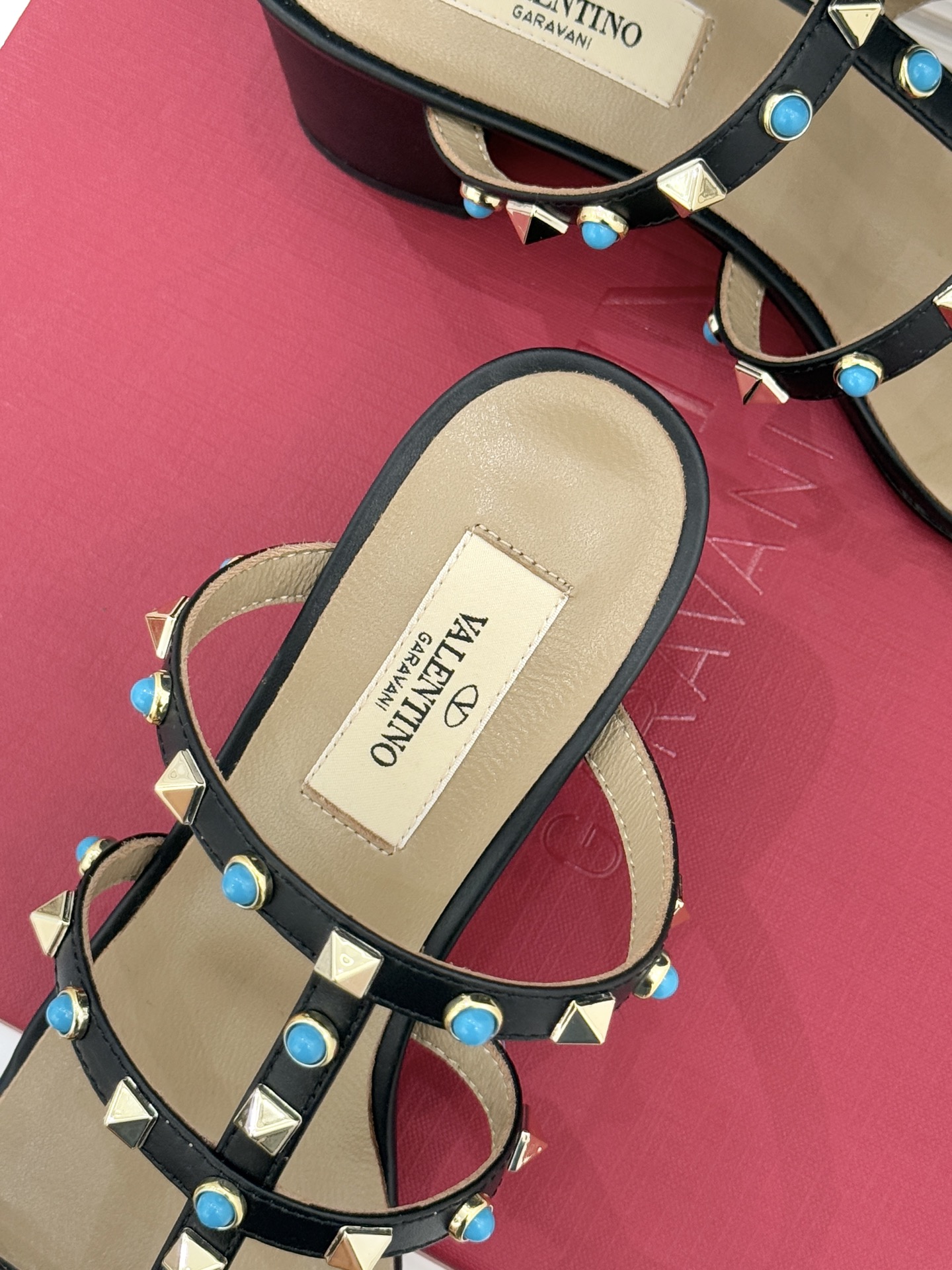 Valentino/华伦天奴经典铆钉宝石粗跟拖鞋以Rockstud经典铆钉碰撞璀璨宝石将锋芒与柔奢注入粗