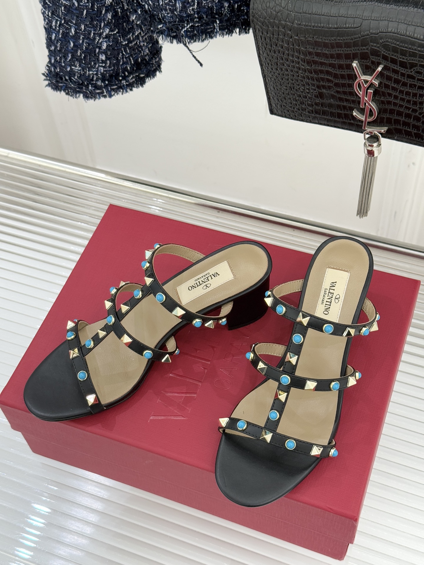 Valentino/华伦天奴经典铆钉宝石粗跟拖鞋以Rockstud经典铆钉碰撞璀璨宝石将锋芒与柔奢注入粗